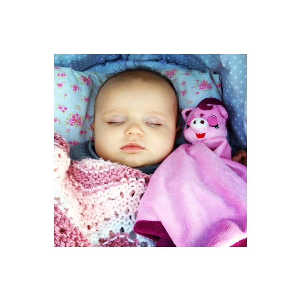 Rosa Schmusetuch mit Schweinegesicht. Baby liegt im Kinderwagen, kuschelt mit dem Tuch.