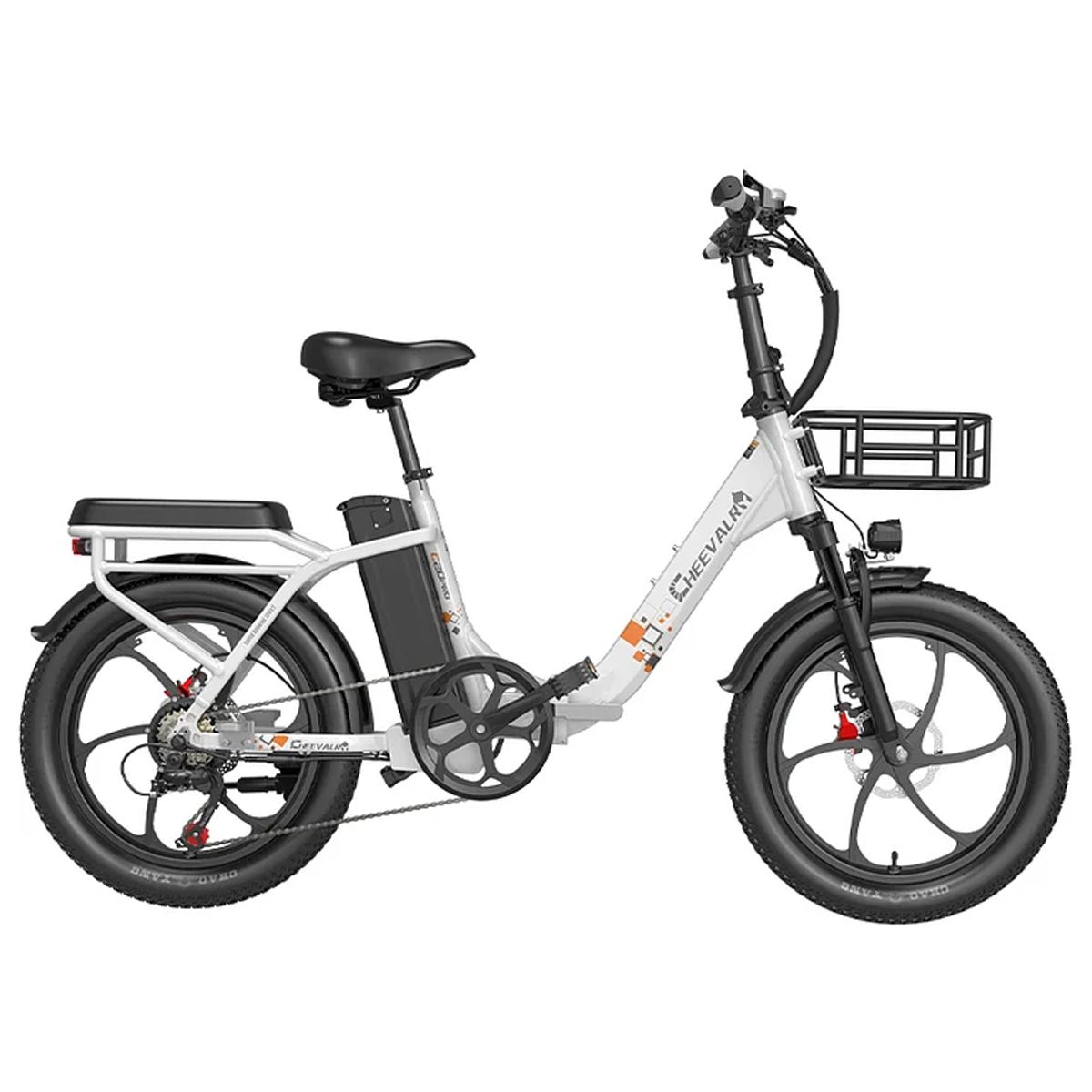 Weißes Elektrofahrrad mit schwarzem Korb, Reifen und Details. Gepäckträger, Sattel und Akku sind sichtbar. "Cheevalry"-Logo.