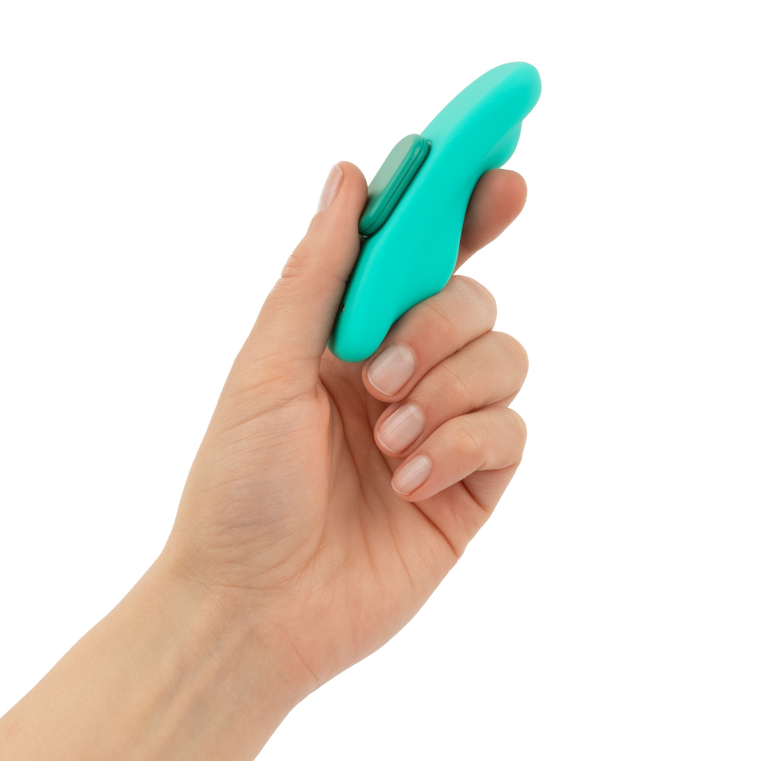 Türkisfarbenes Wellness-Produkt in einer Hand gehalten. Ein grüner Knopf ist sichtbar. Weißer Hintergrund.