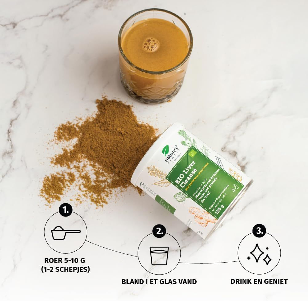 Bereiding van Nature's Finest BIO LIVER CLEANSE. Poeder op marmer, lepel, glas met drank. Instructies.