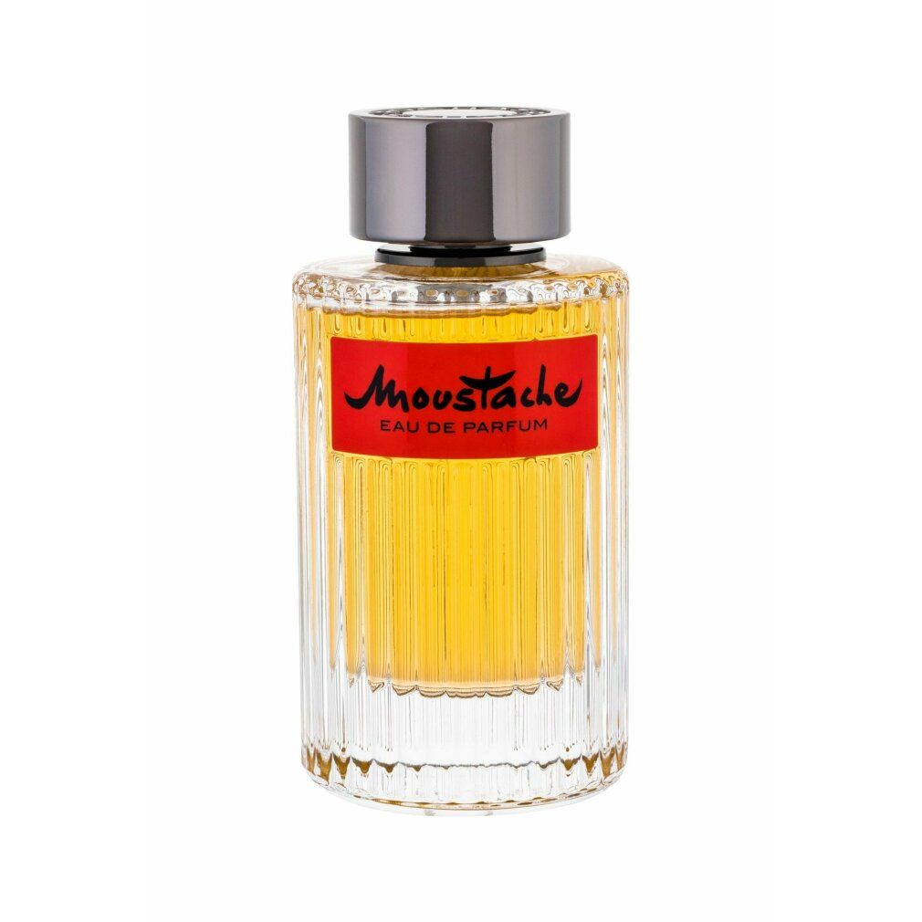 Parfümflasche mit rotem Etikett. Aufschrift: Moustache Eau de Parfum. Transparente Glasflasche mit geriffelter Oberfläche und silbernem Deckel.