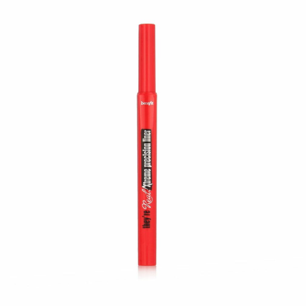 Roter Eyeliner-Stift. Schriftzug: They're Real Xtreme precision liner. Marke: Benefit.