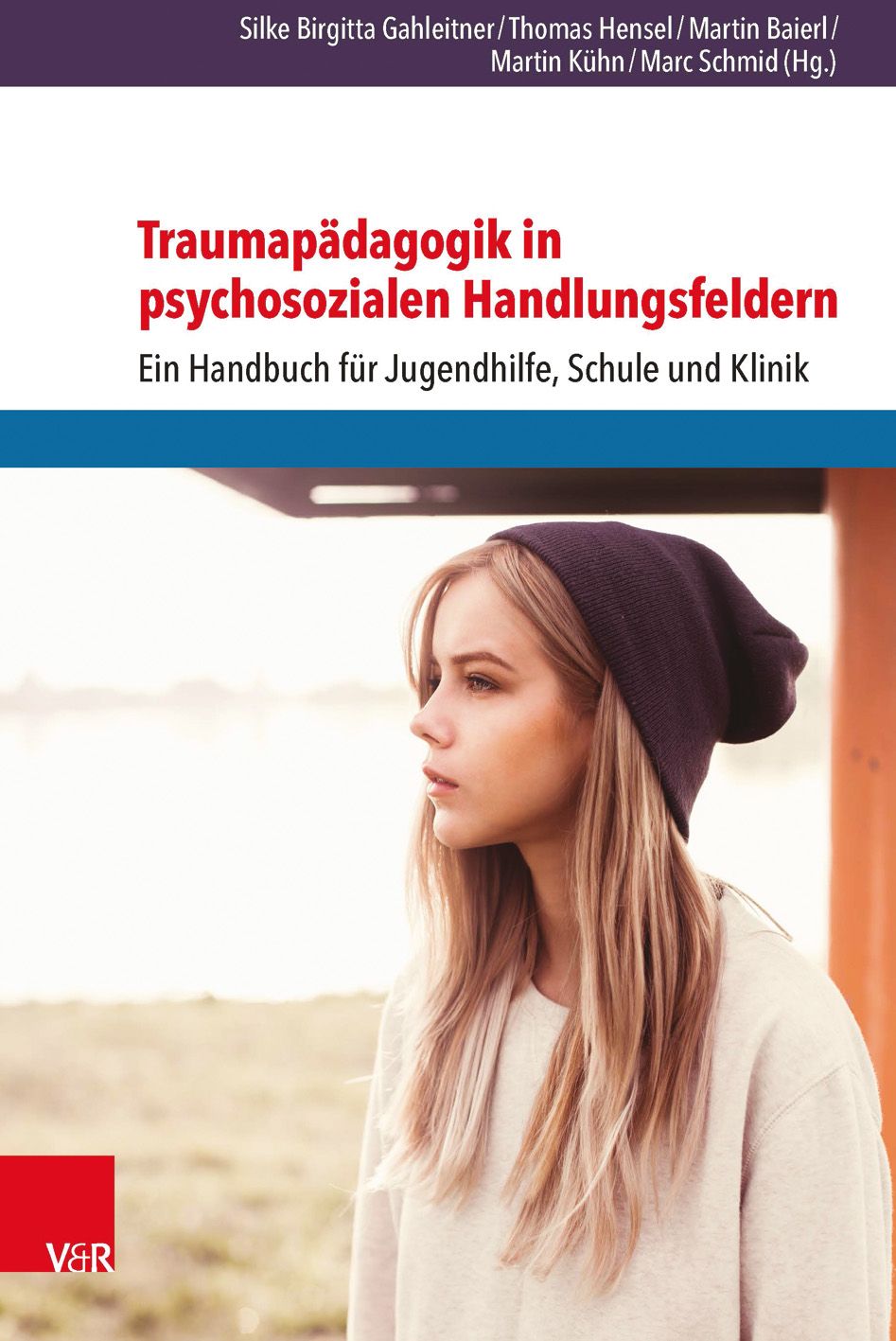 Buchcover: Traumapädagogik in psychosozialen Handlungsfeldern. Titel, Autoren, und eine Frau mit Mütze. V&R Logo.
