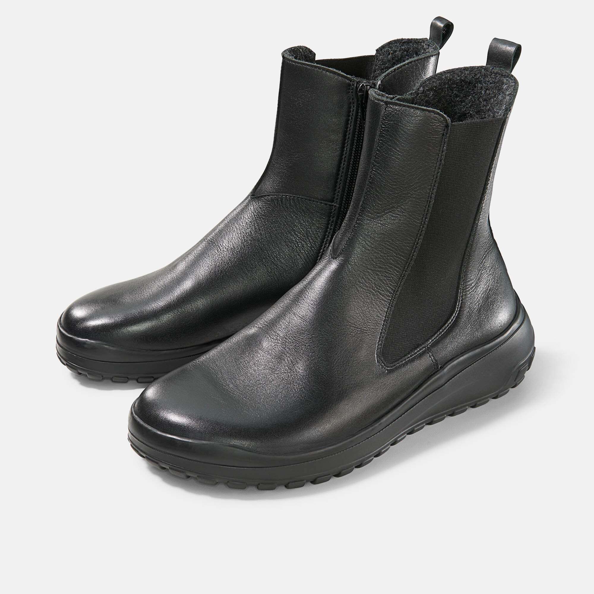 Schwarze Stiefelette mit breiter Passform. Reißverschluss, elastischer Einsatz und Profilsohle. Innenfutter aus grauem Stoff.