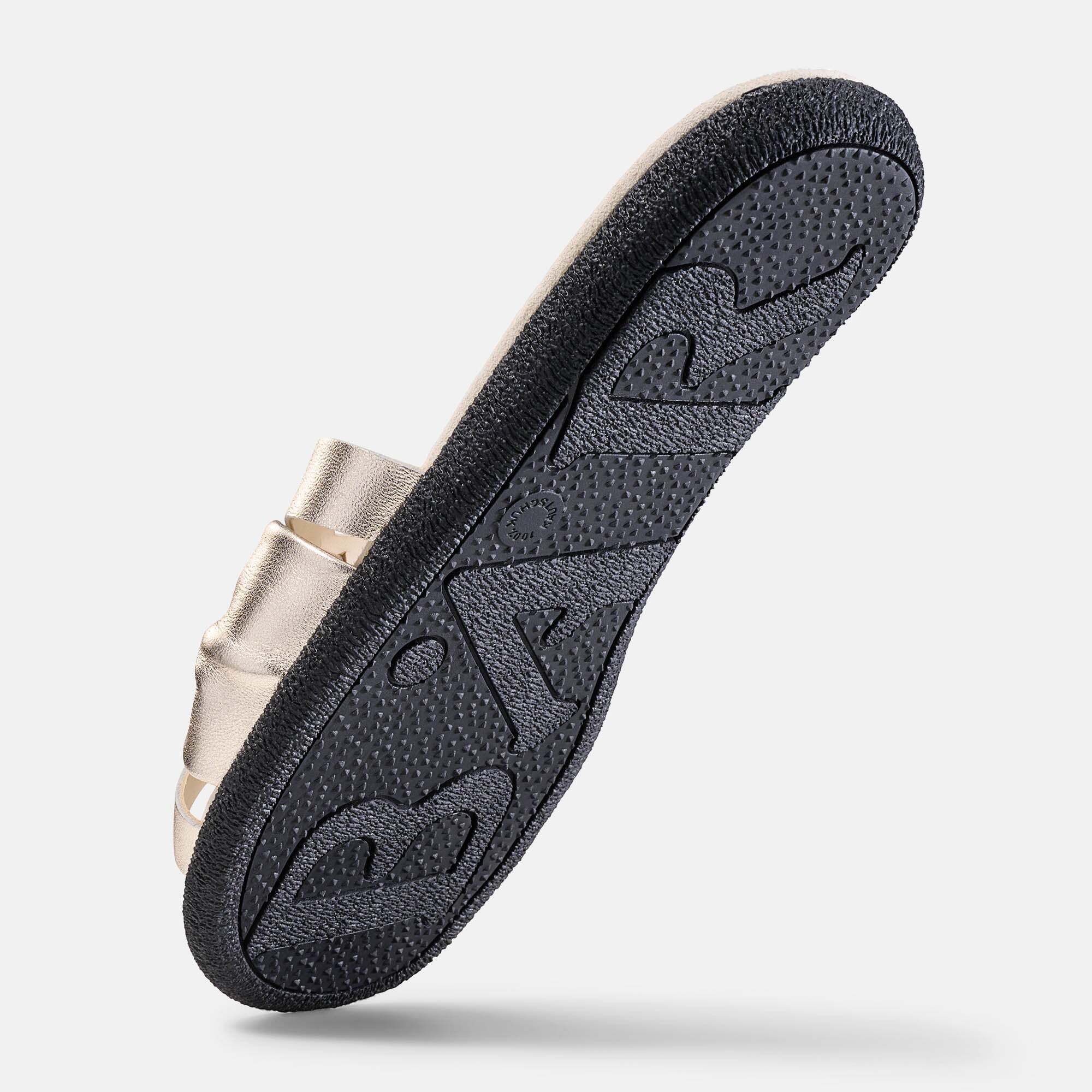 Goldene Damen-Pantolette mit gekreuzten Riemen, breite Passform, Außensohle mit Logo.
