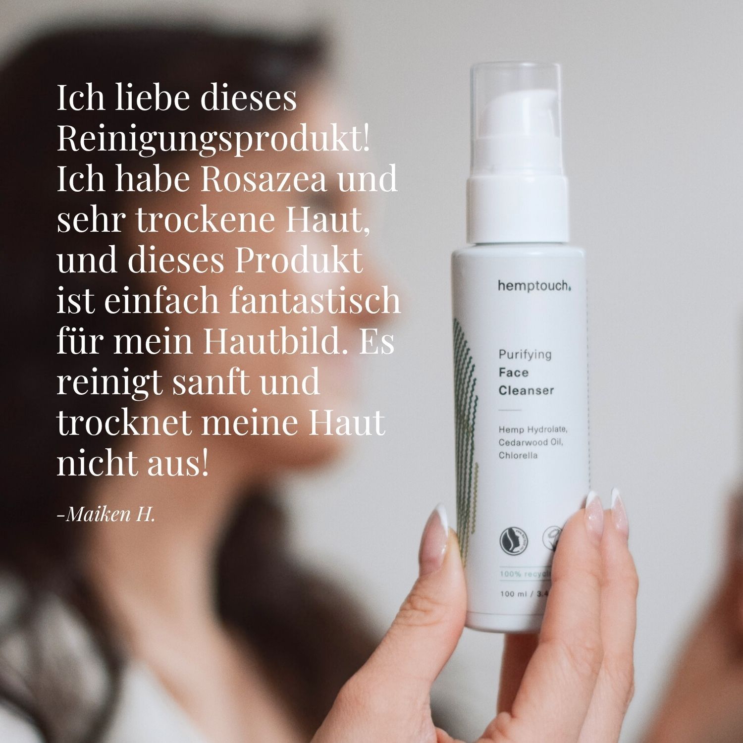 Hand hält Produktflasche. Text: Purifying Face Cleanser, Hemptouch. Zitat: Ich liebe dieses Reinigungsprodukt!
