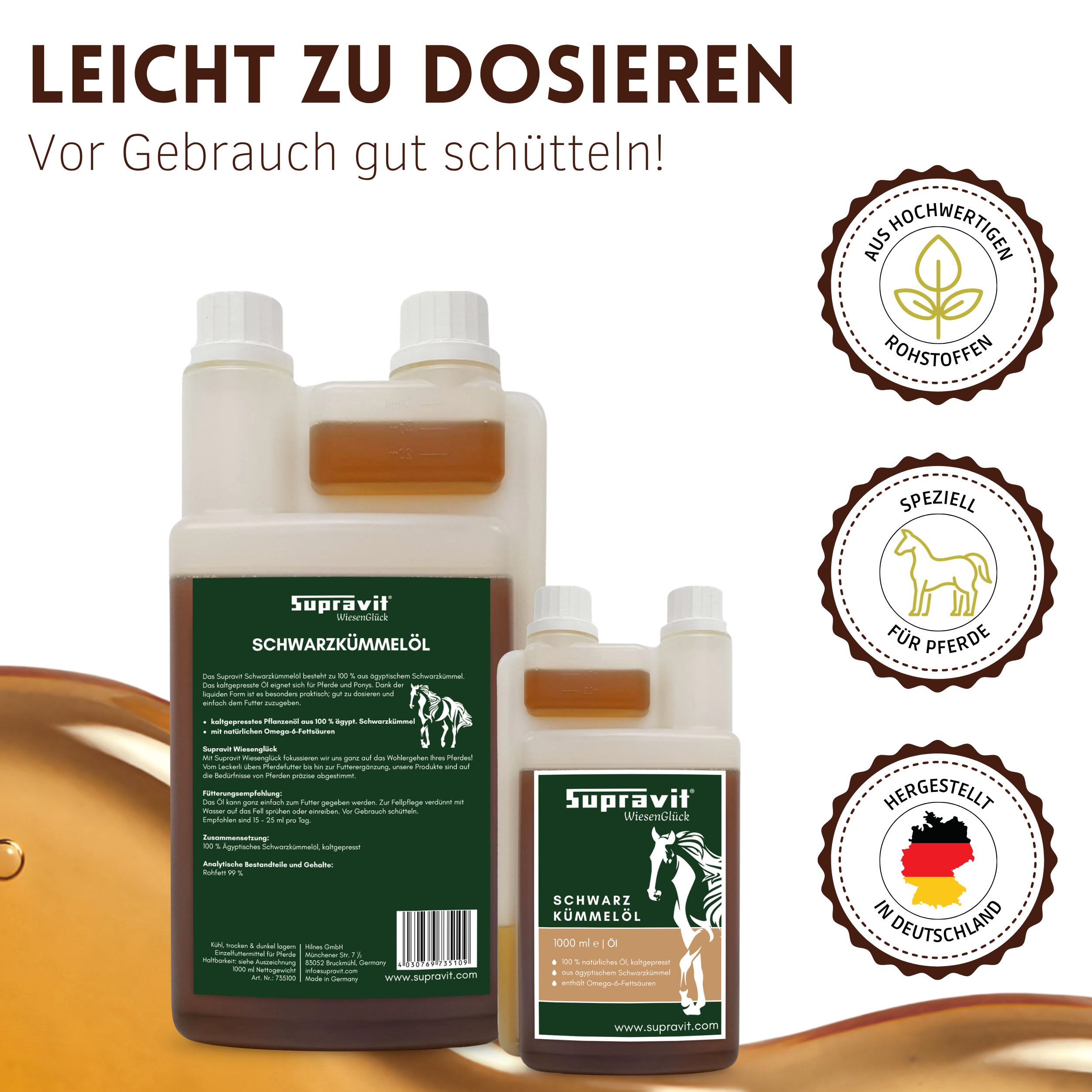 Zwei Flaschen Supravit Schwarzkümmelöl. Etiketten zeigen Produktinformationen und Zertifizierungen. Text: Leicht zu dosieren. Gut schütteln.