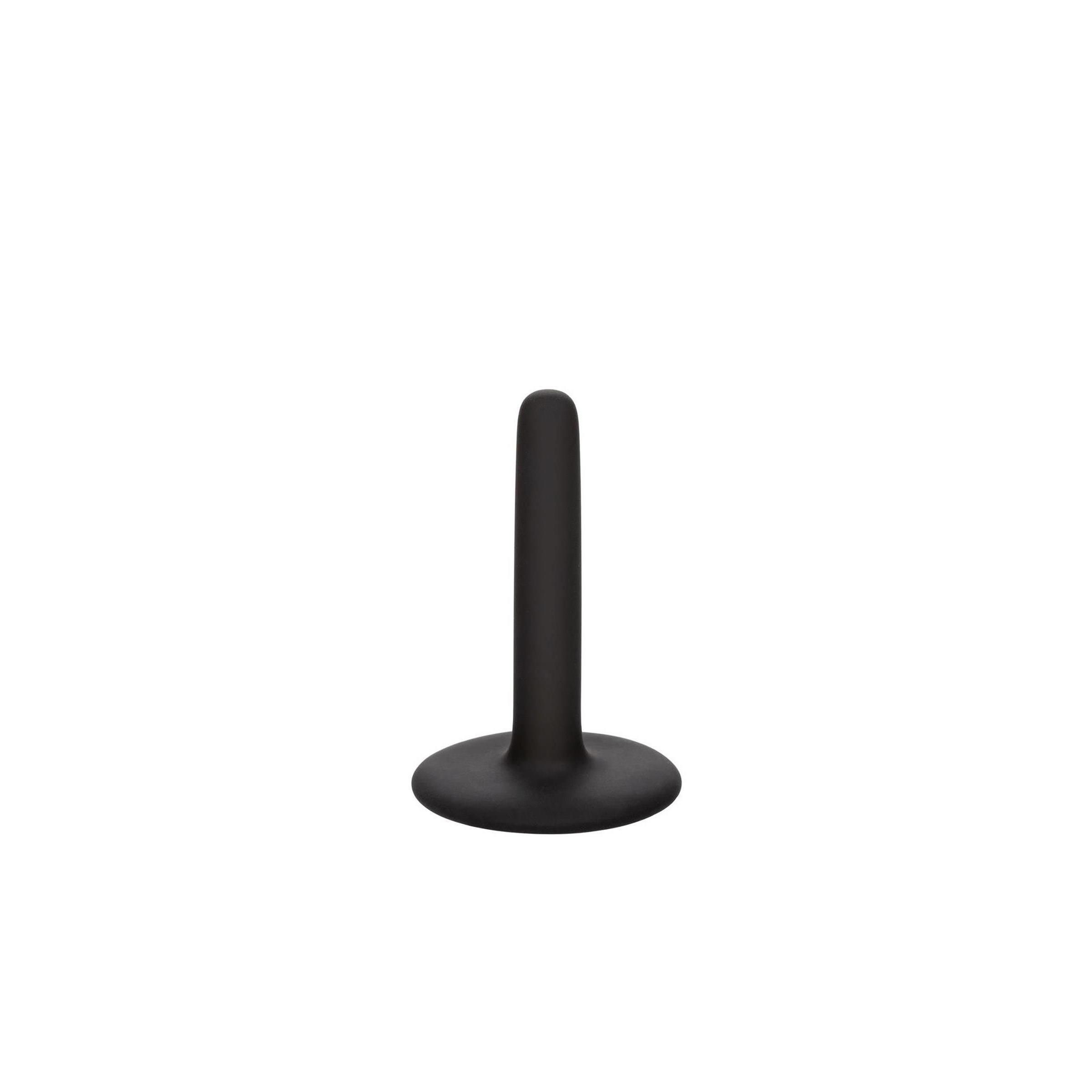 Schwarzer Dildo mit abgerundeter Spitze und breiter Basis. Teil des CalExotics Boundless Pegging Kits.