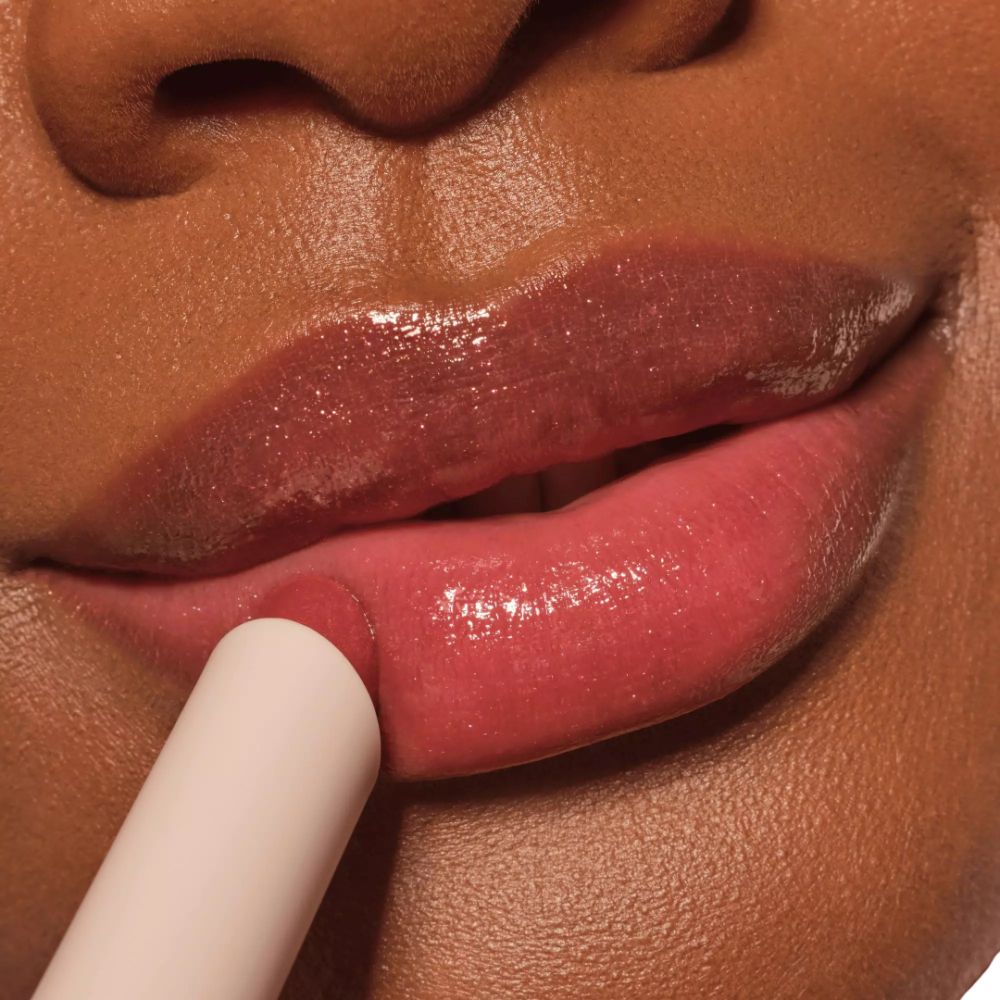 Lippen mit Catrice Diamond Glaze Gloss Stick. Der Lippenstift wird auf die Lippen aufgetragen. Glänzendes Finish.