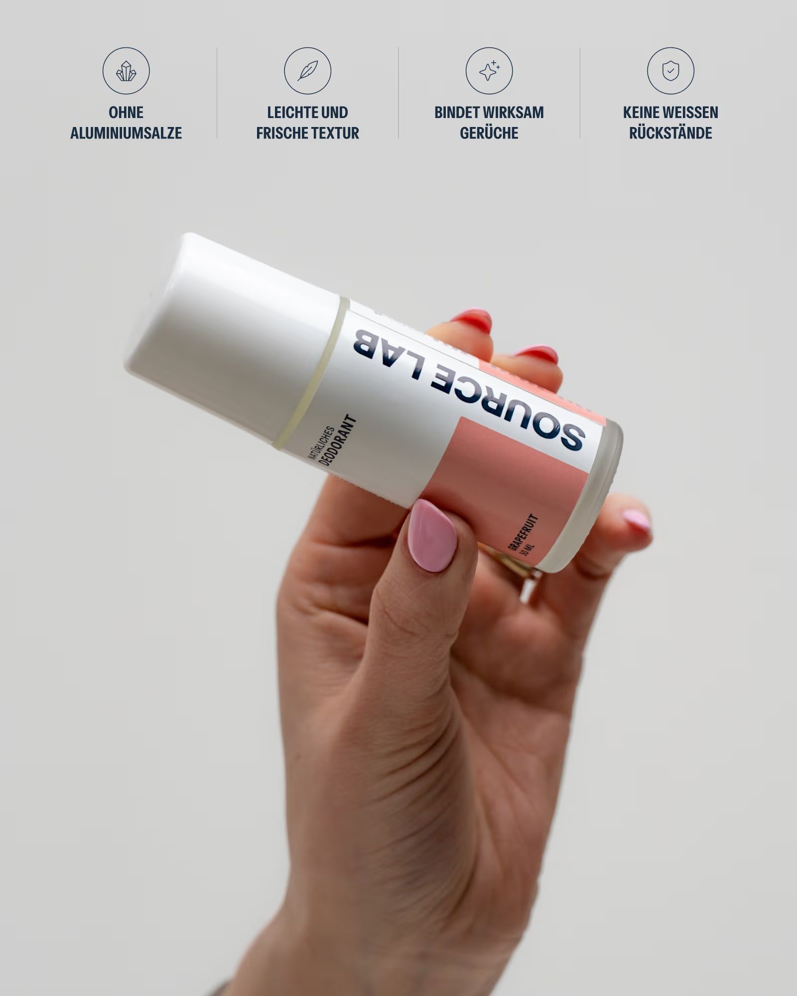 SOURCE LAB Deo Roll-on Grapefruit in der Hand. Ohne Aluminiumsalze, leichte Textur, bindet Gerüche, keine weißen Rückstände.