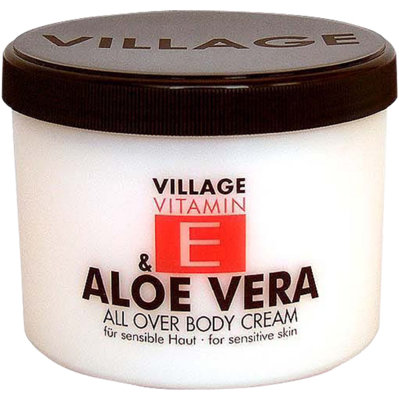 Weißer Tiegel mit schwarzem Deckel. Aufschrift: VILLAGE, Vitamin E & Aloe Vera, ALL OVER BODY CREAM. Für sensible Haut.