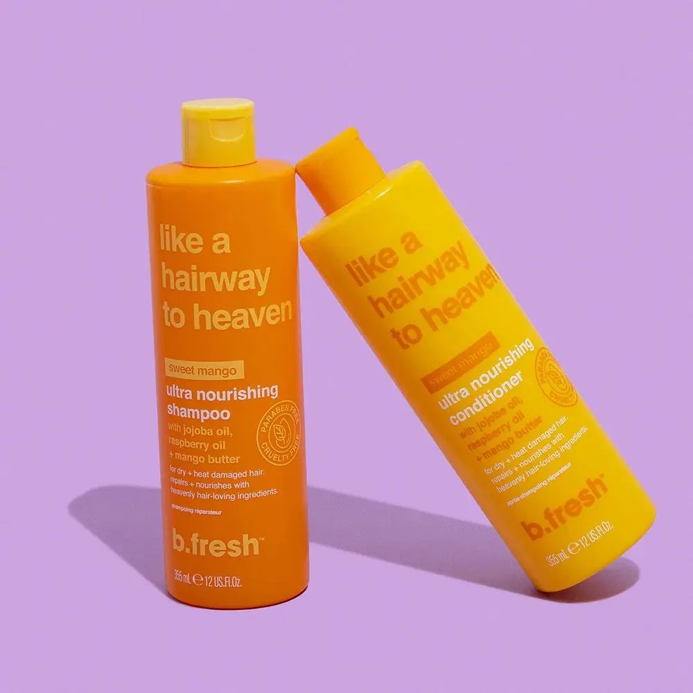 Zwei Flaschen "Like a Hairway to Heaven". Eine orangefarbene Shampoo- und eine gelbe Conditioner-Flasche. Beide mit Inhaltsangaben und Marke: b.fresh.