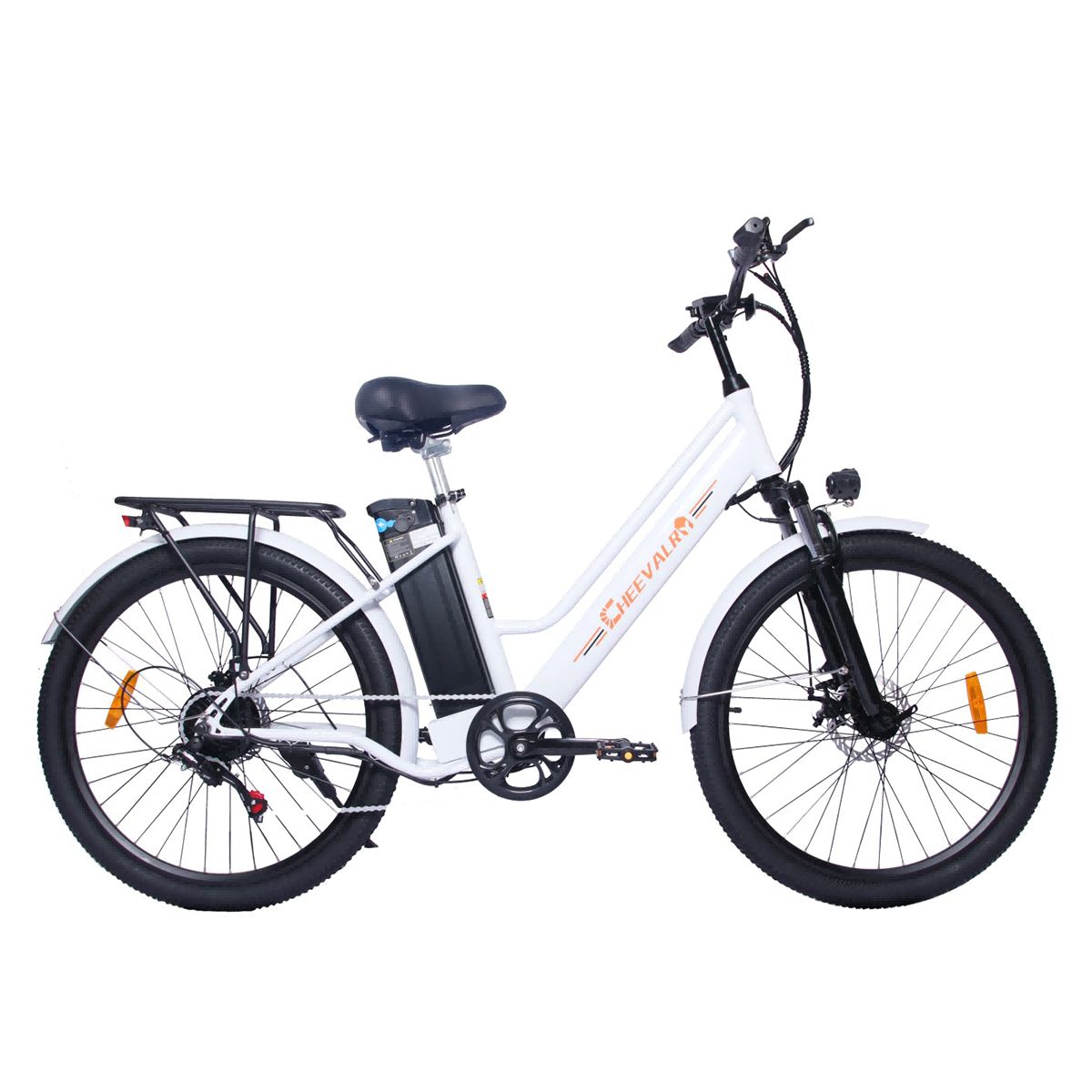 Weißes Elektrofahrrad mit schwarzem Rahmen, Gepäckträger und Scheinwerfer. Marke Cheevalry.