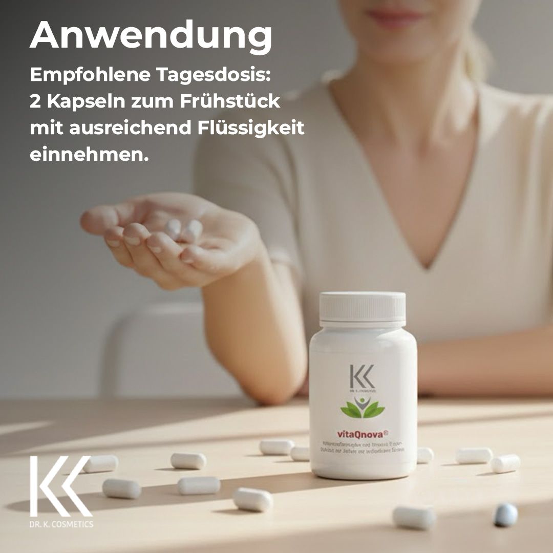 Weiße Kapseln und eine weiße Flasche vitaQnova® auf einem Tisch. Eine Hand hält Kapseln.