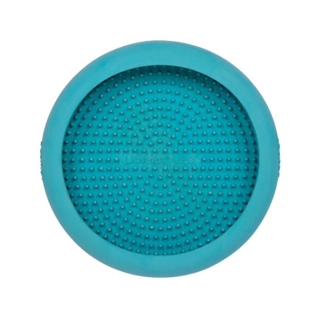 Runder, türkisfarbener LickiMat Ufo. Oberfläche mit kleinen Noppen. Erhöhter Rand.