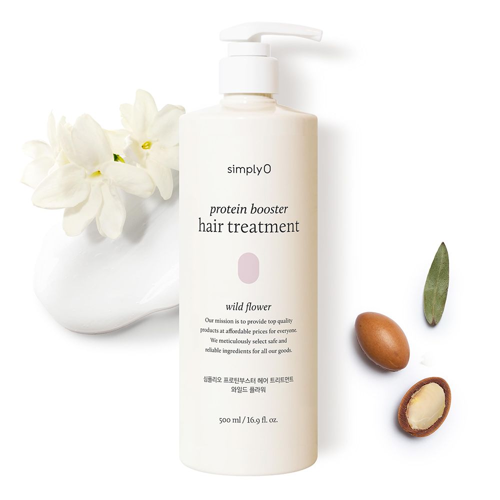 Weiße Flasche mit Pumpe. Aufschrift: SimplyO Protein Booster Hair Treatment. Wild Flower. Mit Blüten, Blättern und Samen.