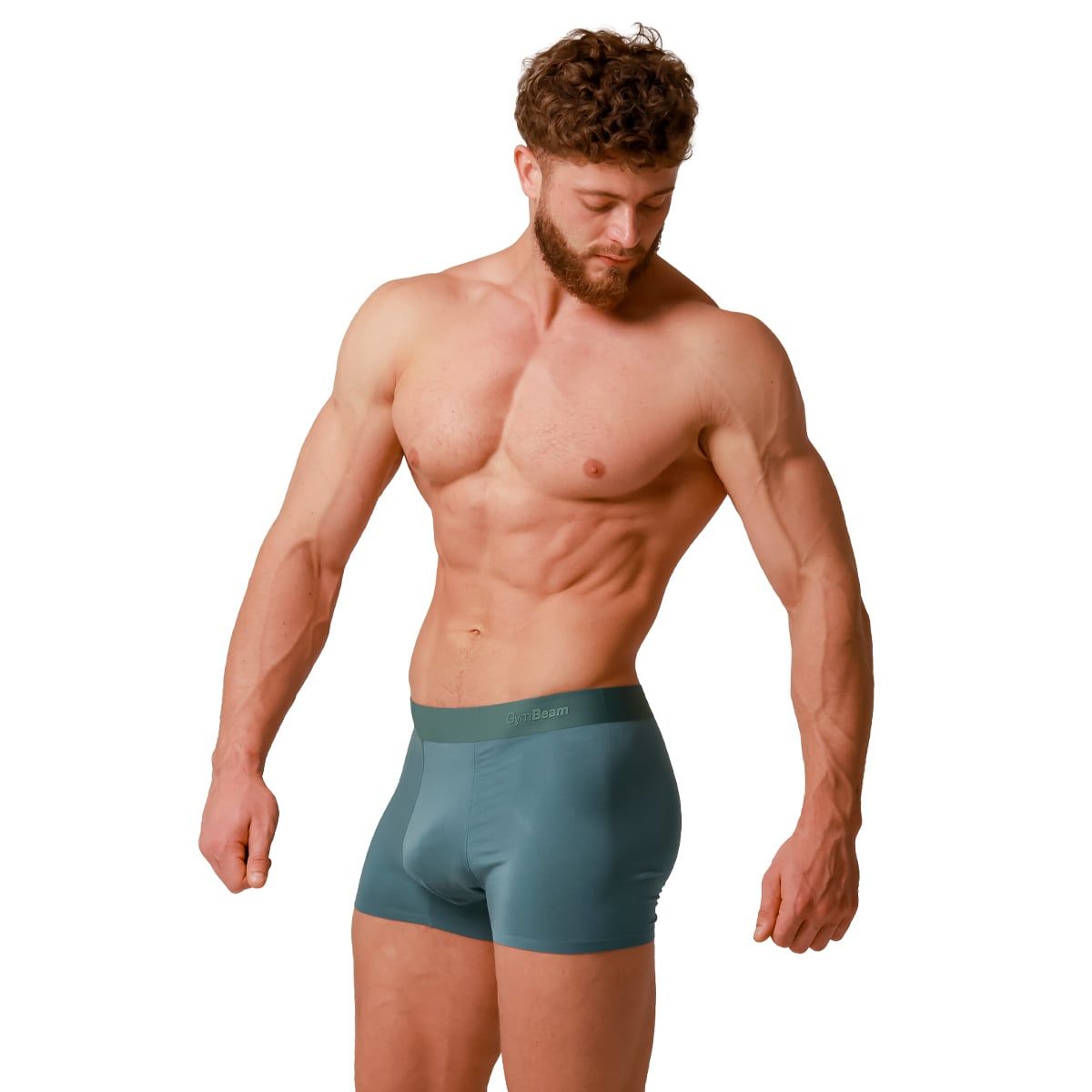 Mann in blauen Boxershorts aus Viskose-Elasthan-Mix mit GymBeam Logo.