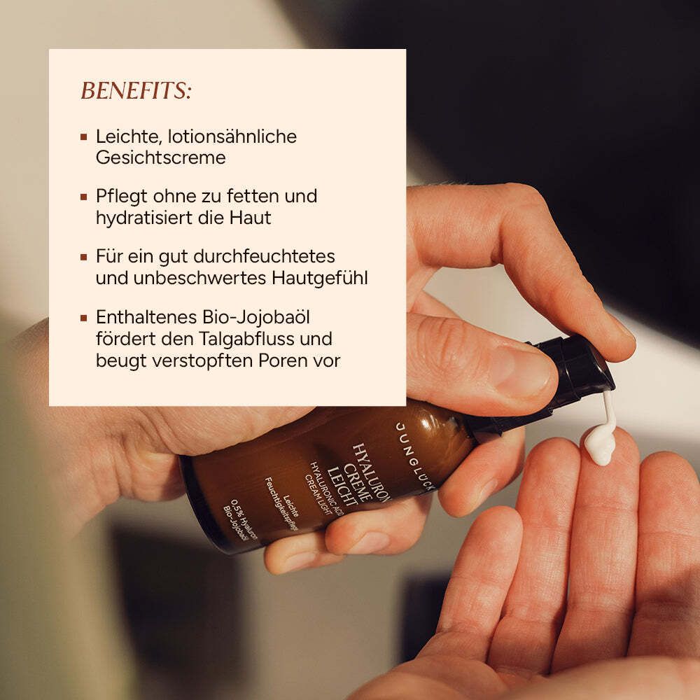 Hand drückt Creme aus Flasche. Text: Vorteile: Leichte Gesichtscreme, pflegt ohne Fett, für Hautgefühl, Bio-Jojobaöl.