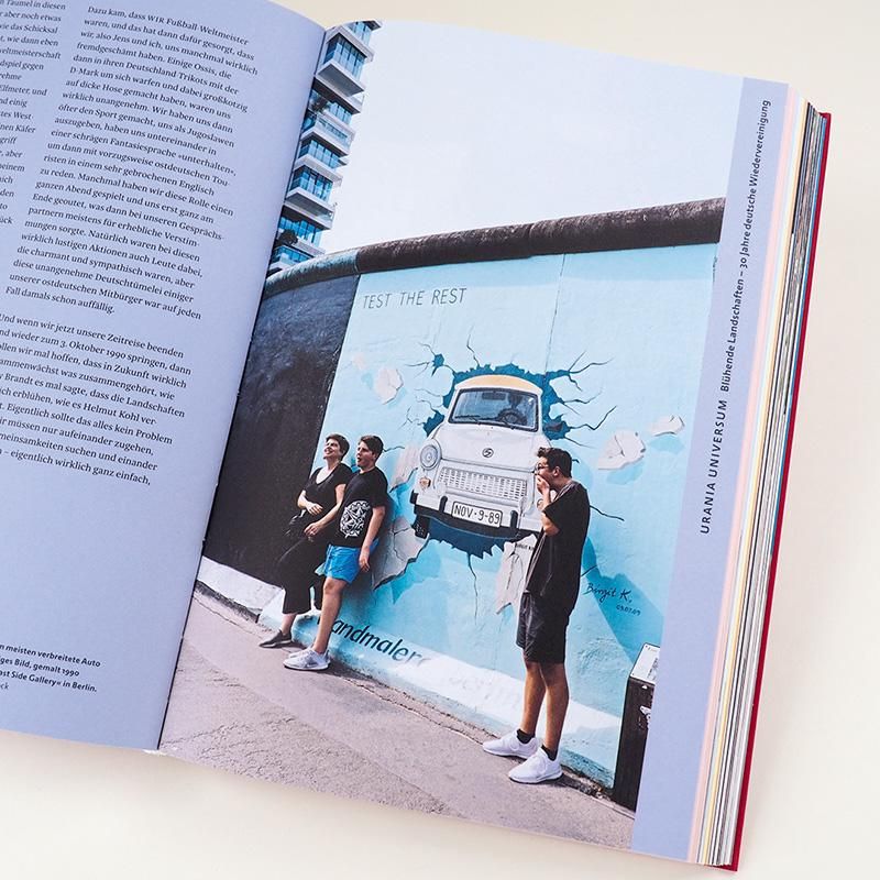 Buchseite mit Text und Fotos. Thema: Mauer. Fotos von Menschen vor einem Wandbild. Text in deutscher Sprache.