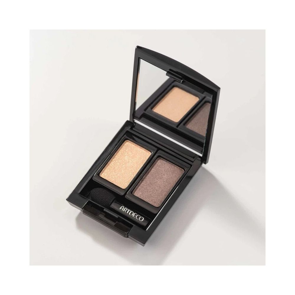 Schwarze Lidschattenpalette mit zwei Farben und Spiegel. Mit ARTDECO-Applikator.