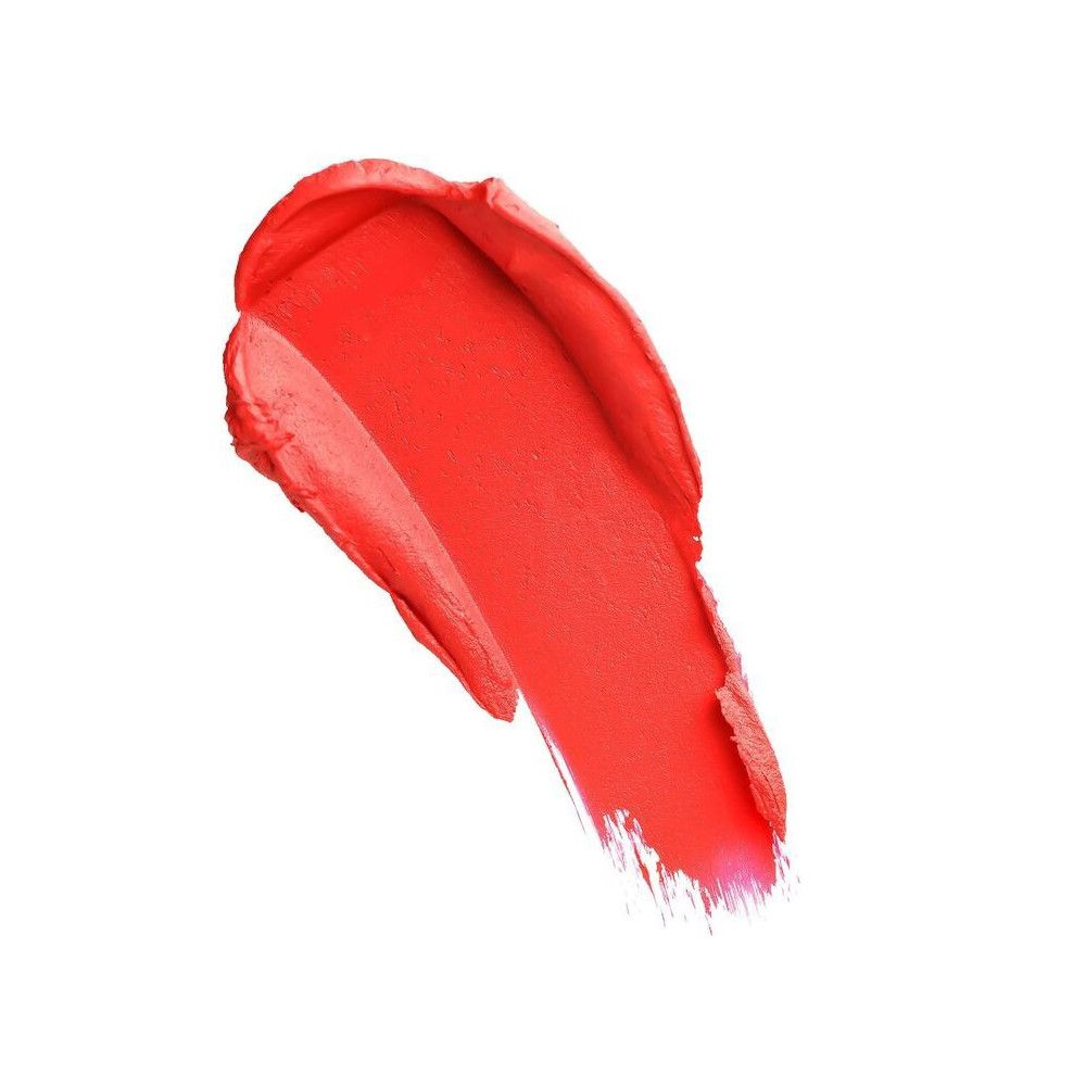 Roter Lippenstift-Abstrich auf weißem Hintergrund. Form: diagonale, unregelmäßige Form.