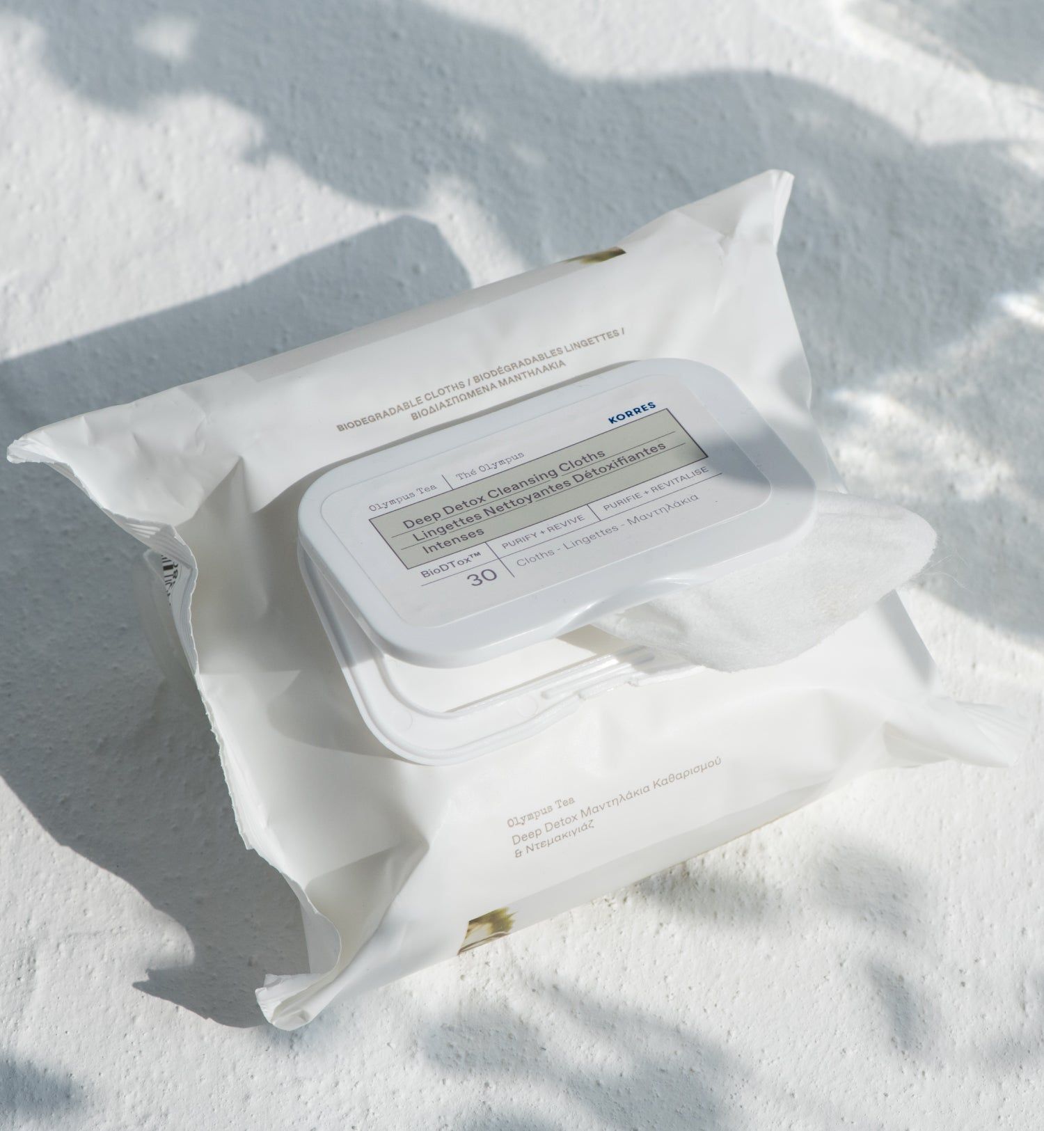 Weiße Verpackung mit Reinigungstüchern. Aufschrift: KORRES, Deep Detox Cleaning Cloths. 30 Tücher. Auf hellem Untergrund.