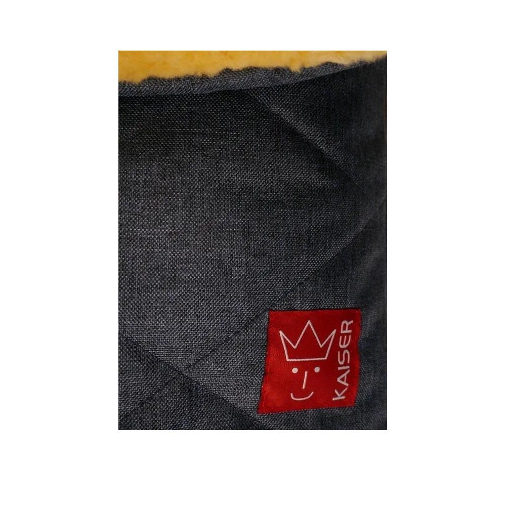 Detailansicht des dunkelblauen Außenmaterials der Chancelière. Rotes Kaiser-Logo mit Krone. Steppdesign.