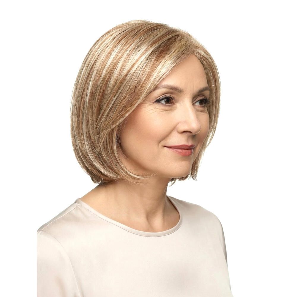 Perücke STOCKHOLM, blond, mittellang, mit Pony. Frau mit Perücke, Seitenansicht, vor weißem Hintergrund.