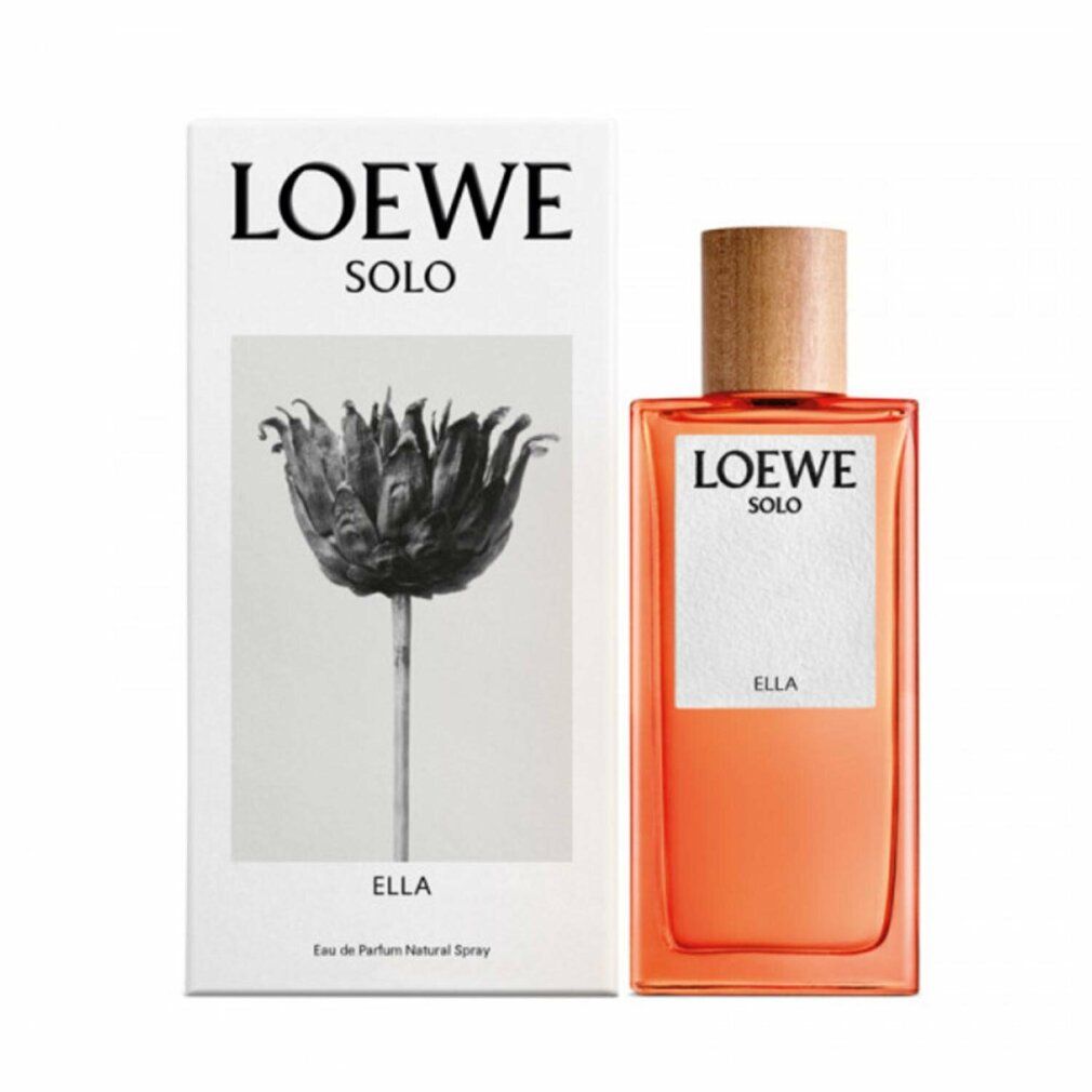 Eine Flasche mit orangefarbener Flüssigkeit und Holzverschluss. Auf dem Etikett steht "LOEWE SOLO ELLA". Daneben eine weiße Schachtel mit Logo und floralem Motiv.