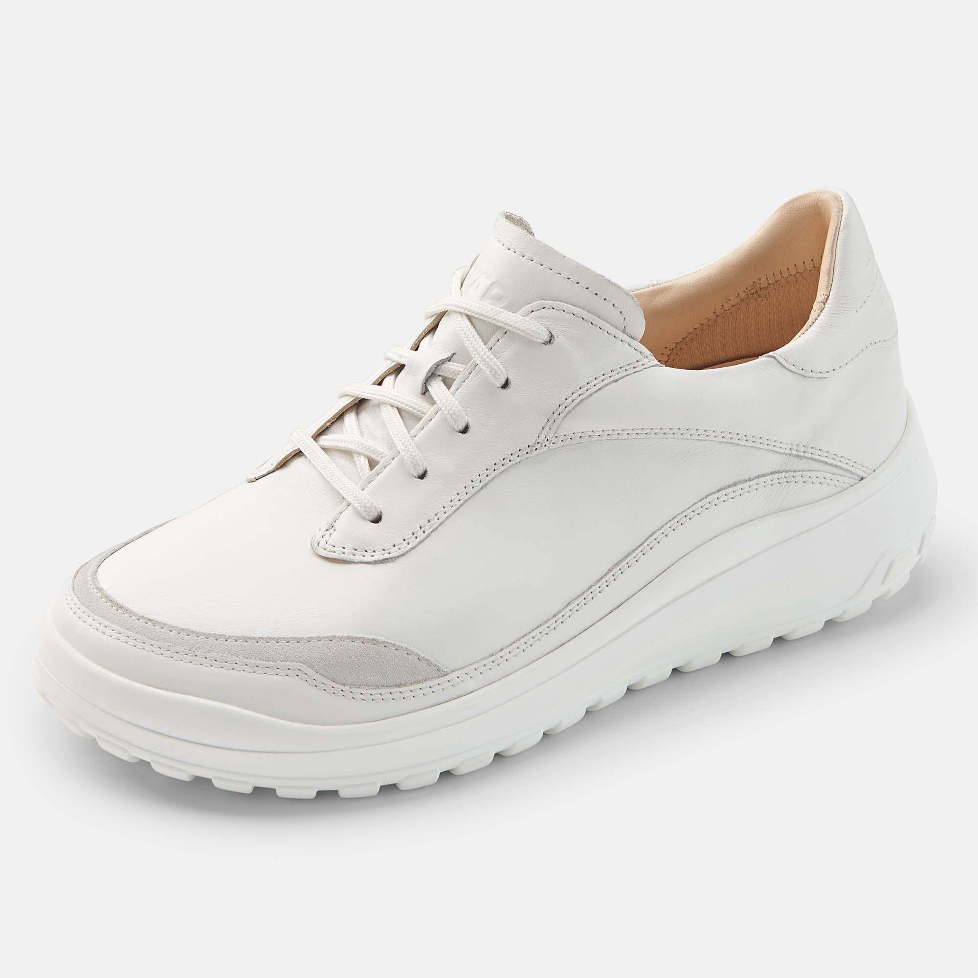 Ein weißer Damen-Schnürschuh aus Leder, breite Passform, von der Seite gezeigt.