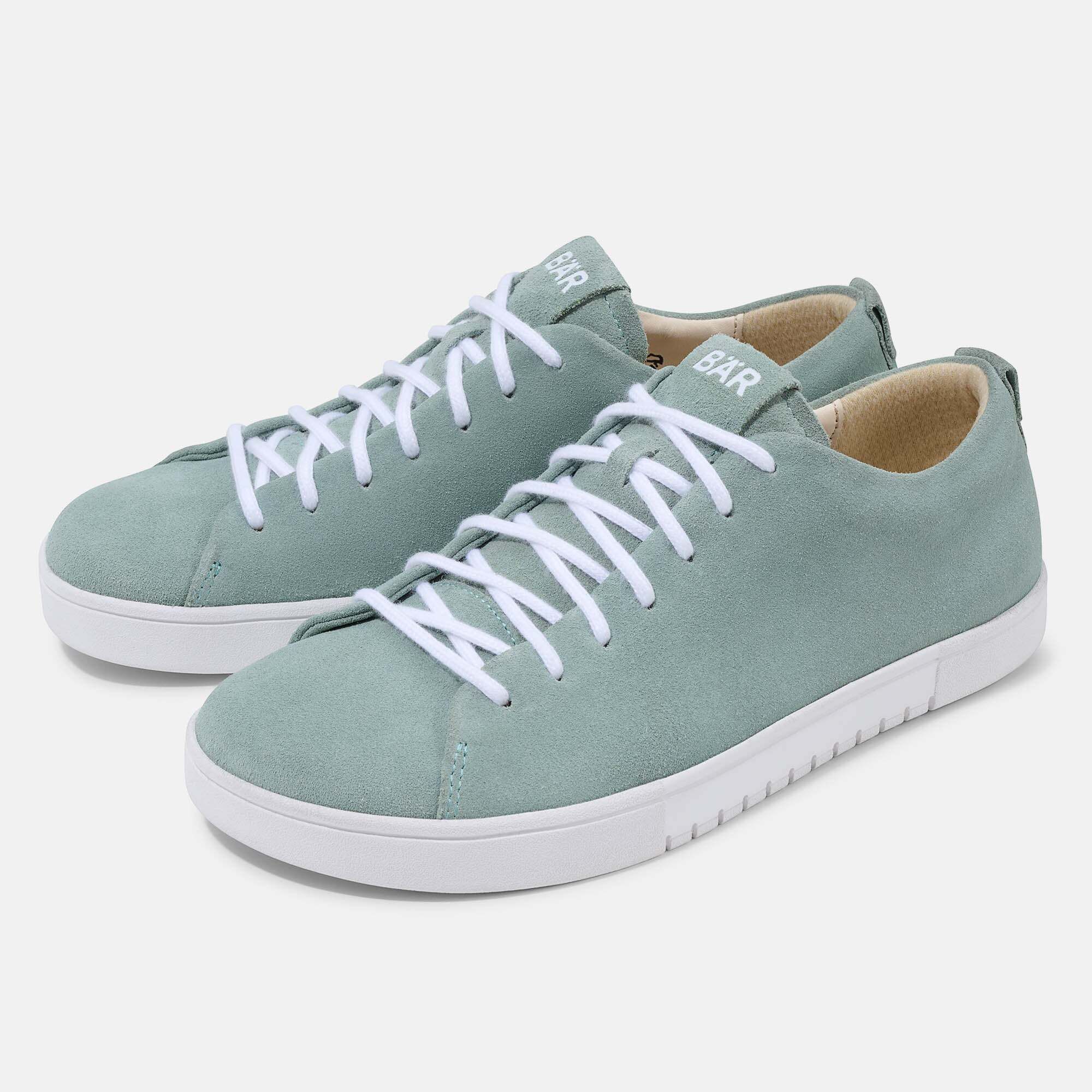 Zwei hellgrüne BÄR Schnürschuhe aus Wildleder mit weißen Schnürsenkeln, weiße Sohle.