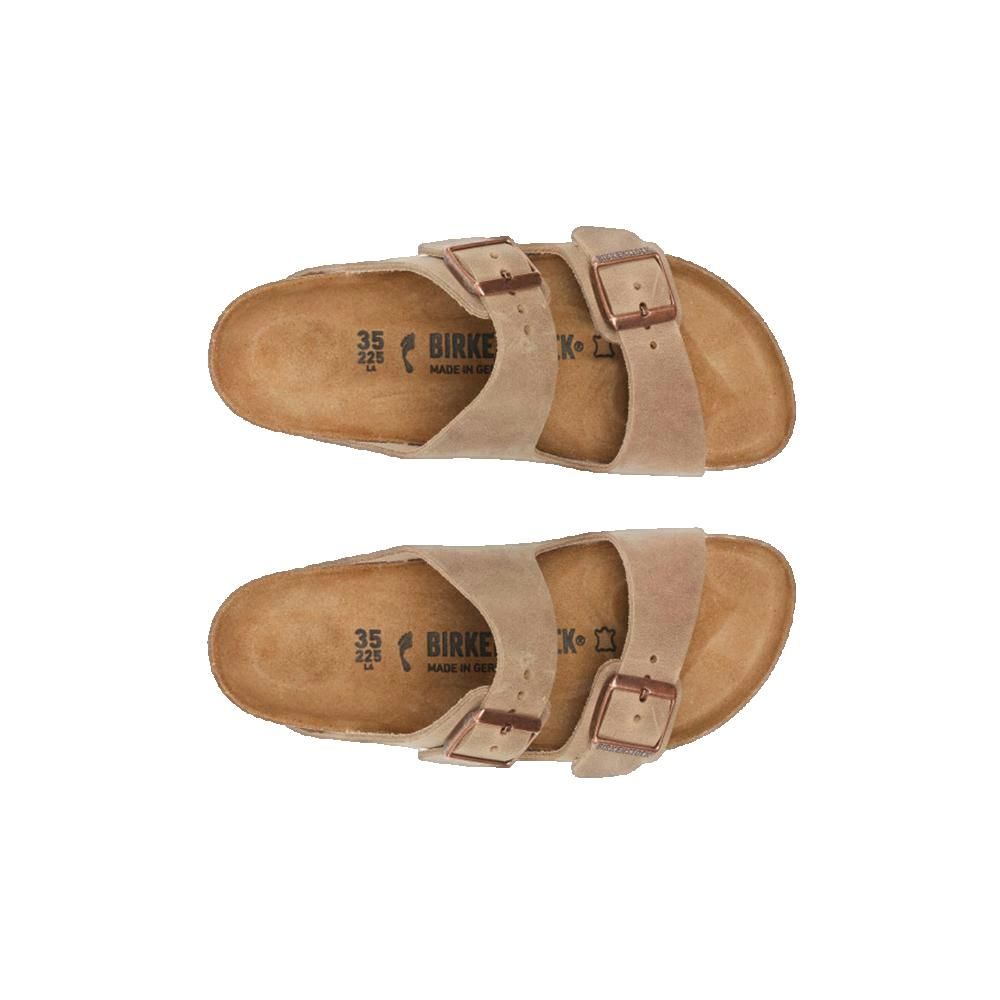 Vista dall'alto di due sandali Birkenstock Arizona. Pelle tabacco, due cinturini, taglia 35.