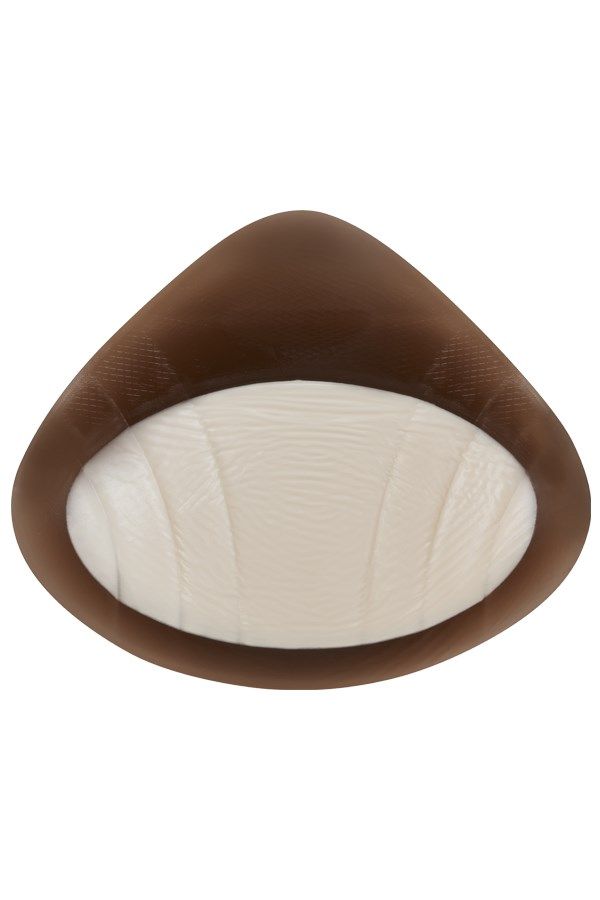 Braune Brustprothese. Tropfenförmig mit weißem, geriffeltem Innenteil. Oberseite glatt.