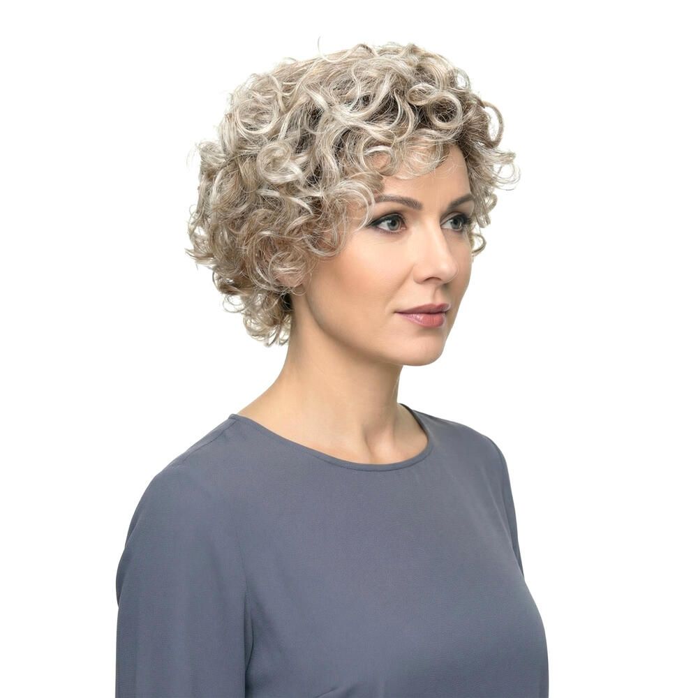 Frau mit Perücke, blond gelockt, Dreiviertelansicht. Graues Oberteil.