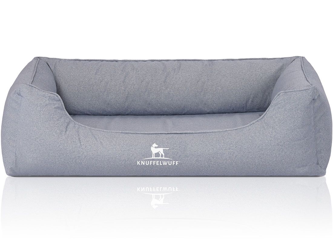 Graues Hundebett mit erhöhtem Rand. Das Logo "Knuffelwuff" ist auf der Vorderseite sichtbar. Rechteckige Form.