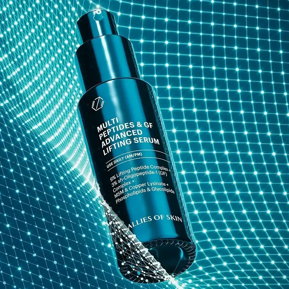 Dunkelgrüne Flasche mit Text: Multi Peptides & GF Advanced Lifting Serum. Auf blauem Hintergrund mit Lichteffekten.