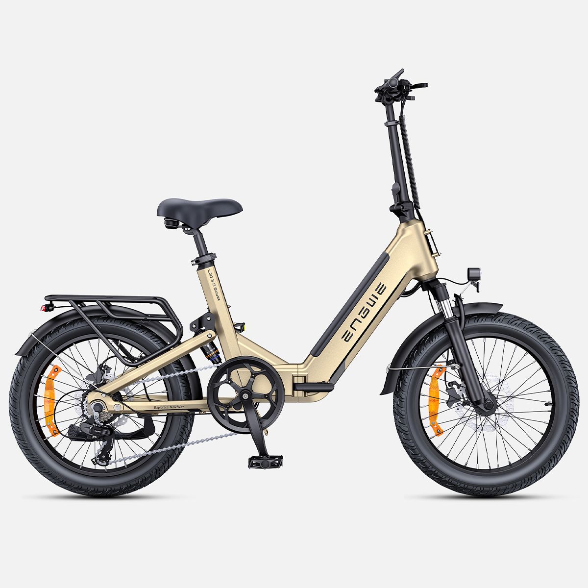 Beige Elektrofahrrad mit schwarzen Elementen. Marke ENGWE. Gepäckträger, Schutzbleche und Scheinwerfer.