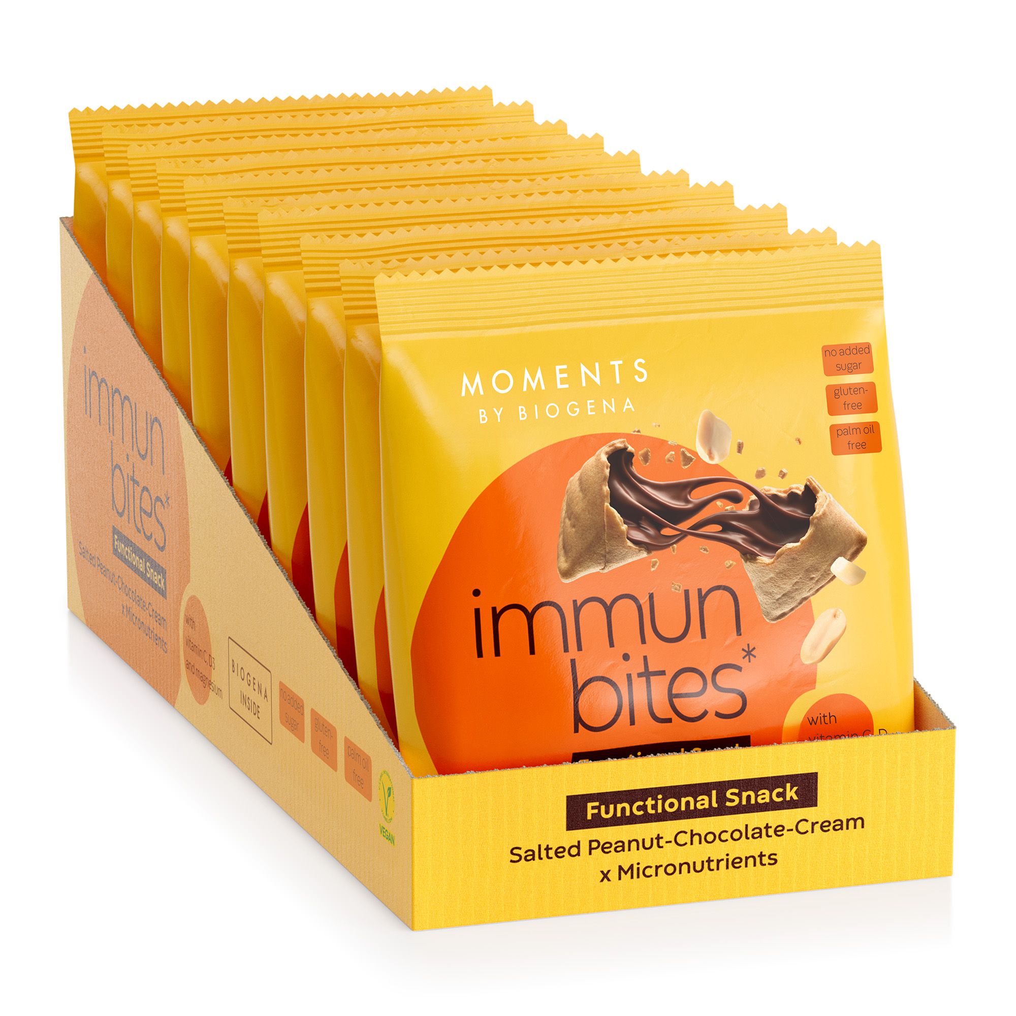 Karton mit mehreren gelben "Moments by BIOGENA immun bites" Packungen. Geöffneter Snack mit Schokoladencreme sichtbar.