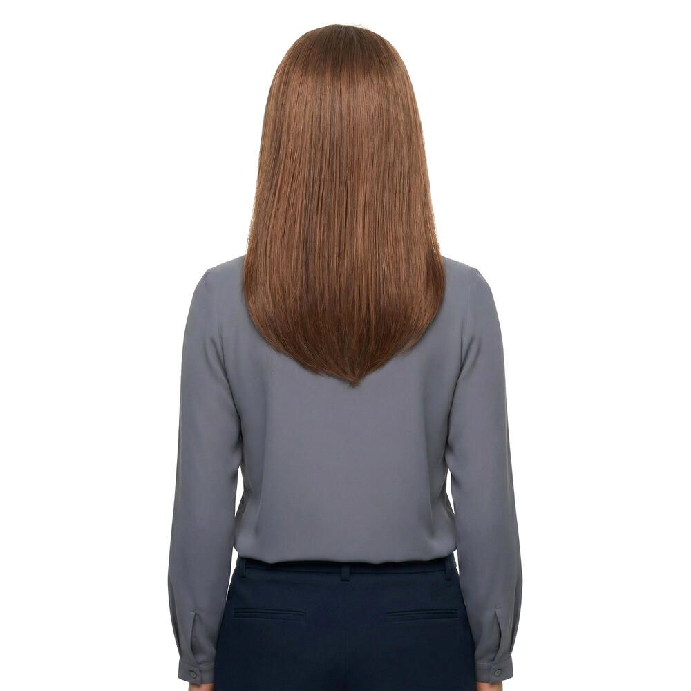 Rückansicht einer Frau mit brauner, schulterlanger Perücke. Glattes Haar, leicht gestuft. Trägt graues Oberteil.