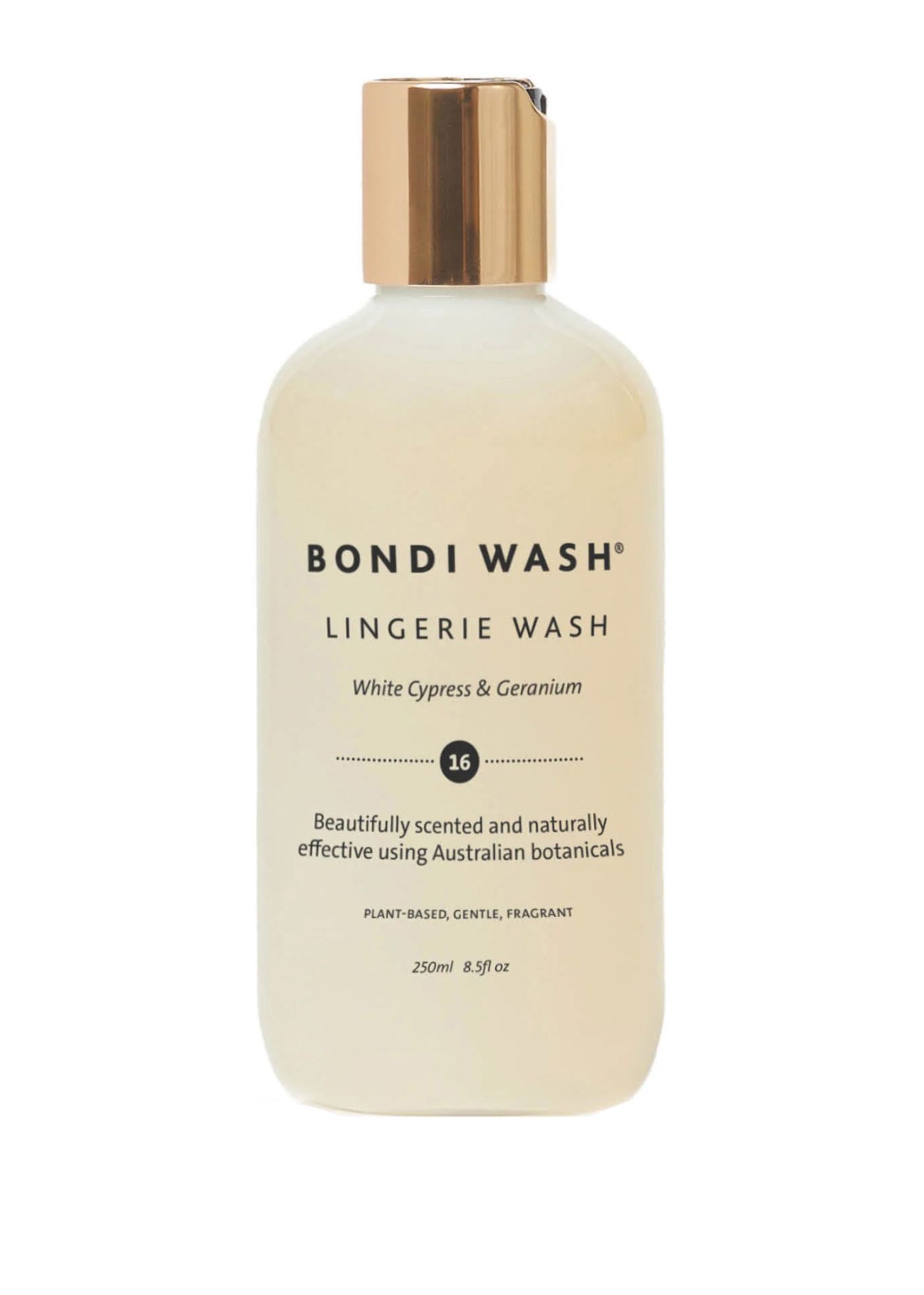 Eine Flasche Bondi Wash Lingerie Wash. Weißes Zypressen- und Geranien-Waschmittel. Mit goldfarbenem Deckel. Aufschrift: 250ml 8.5fl oz.