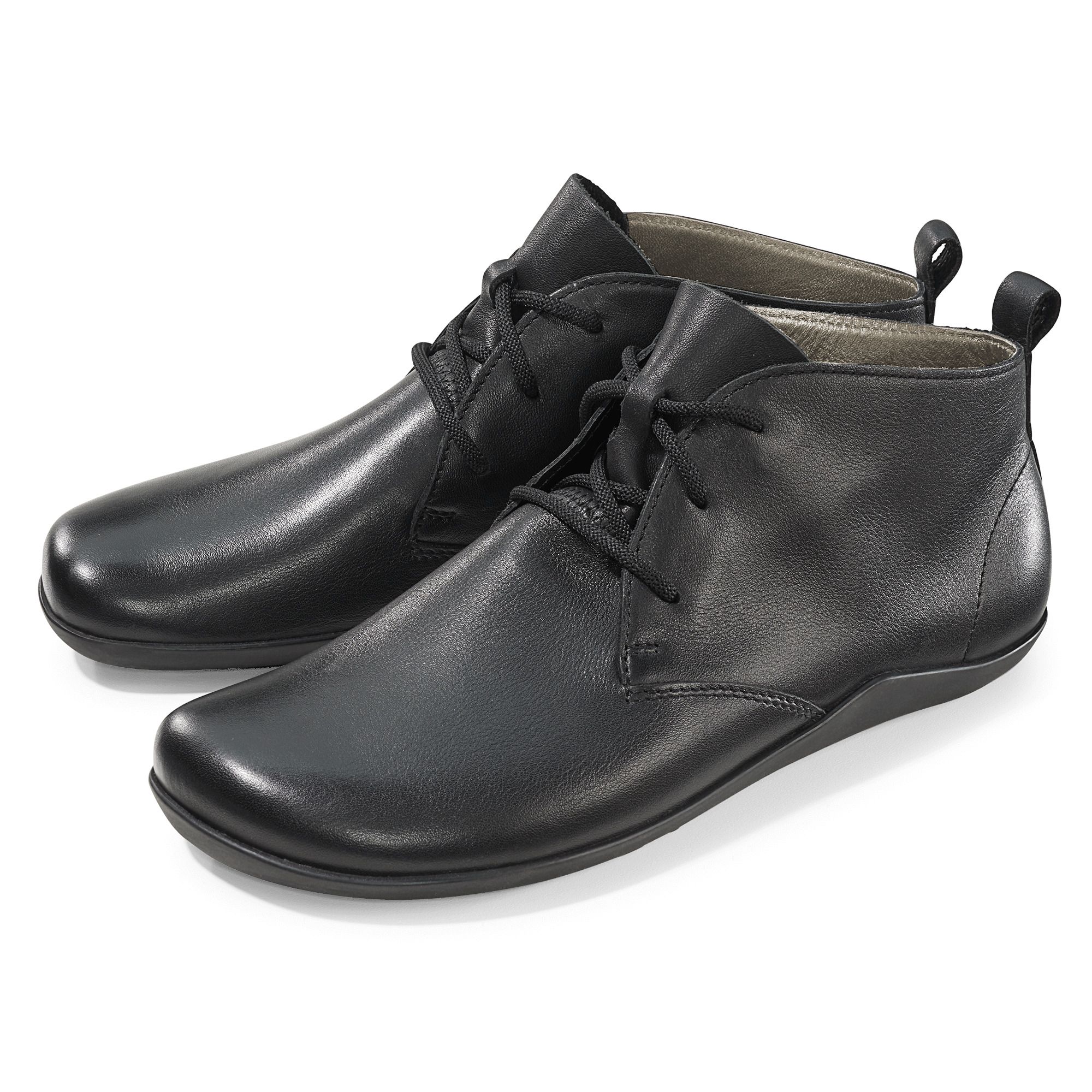 Schwarze Stiefeletten, Leder, Schnürung, flache Sohle. Zwei Schuhe nebeneinander, Ansicht von oben.