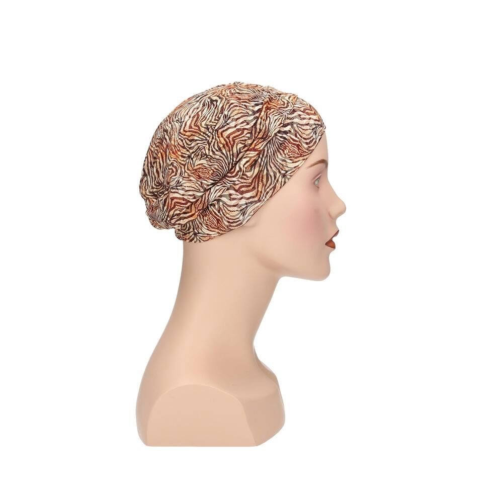 Turban mit Zebra-Muster auf einer Schaufensterpuppe. Seitenansicht.