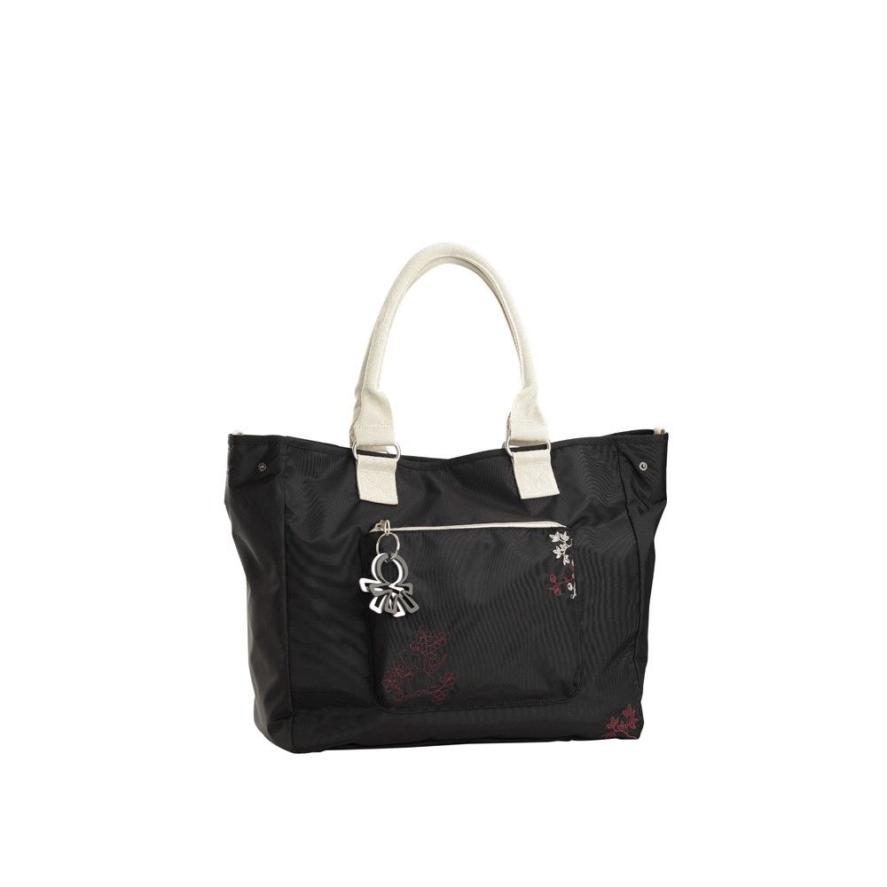 Schwarze Wickeltasche mit cremefarbenen Henkeln. Vordertasche mit Reißverschluss und Anhänger. Blumenmuster.
