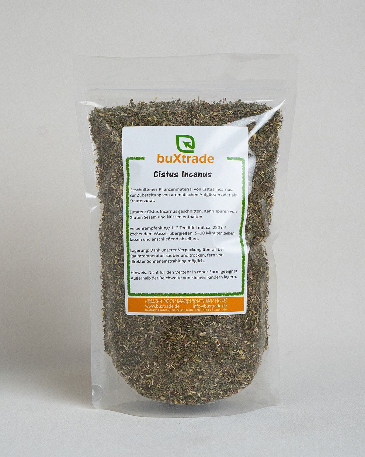 Transparente Verpackung mit Kräutern. Aufdruck mit Produktname und Informationen. buXtrade Cistus Incanus.
