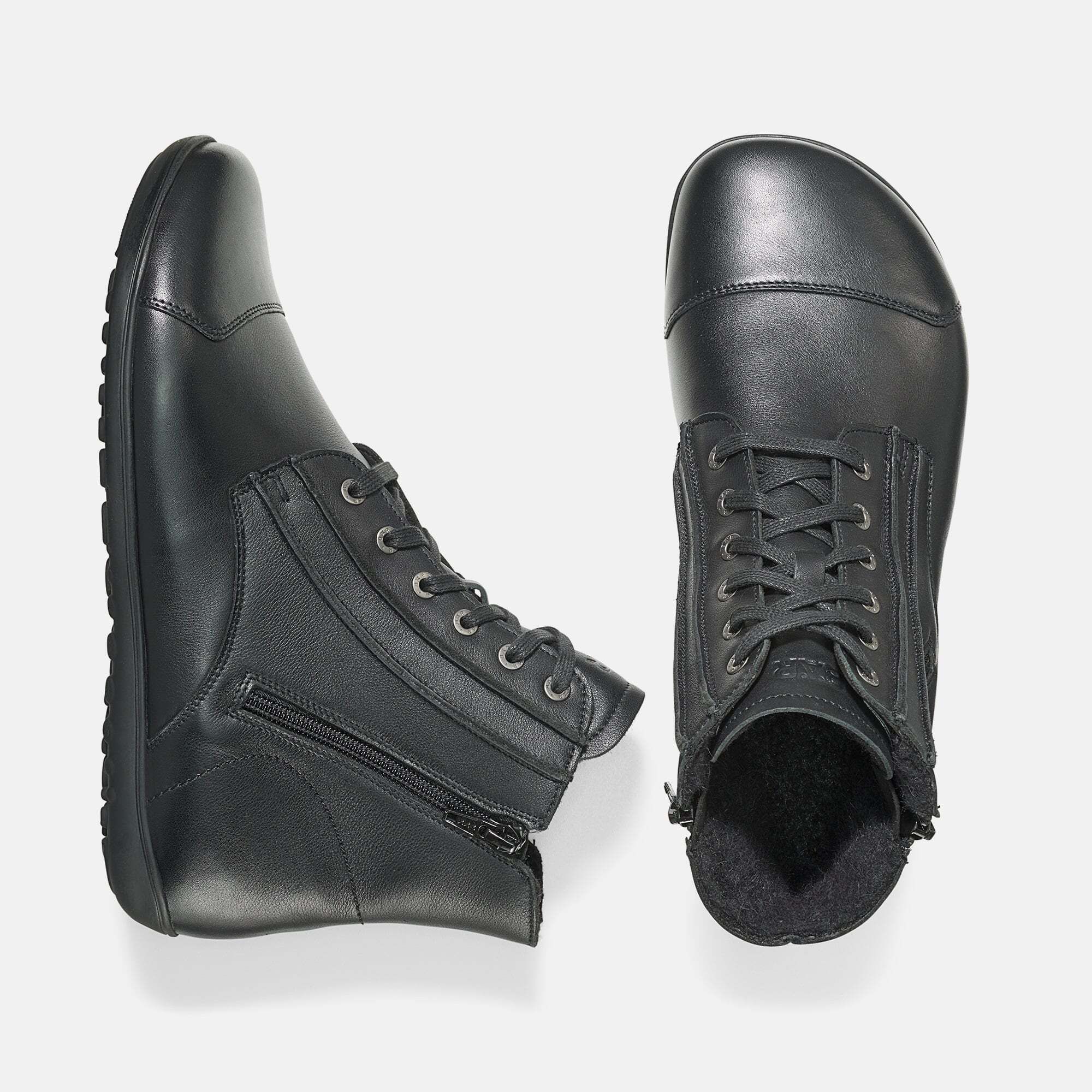 Schwarze Stiefeletten mit Schnürung und Reißverschluss. Lederoptik, flache Sohle. Draufsicht auf zwei Schuhe.