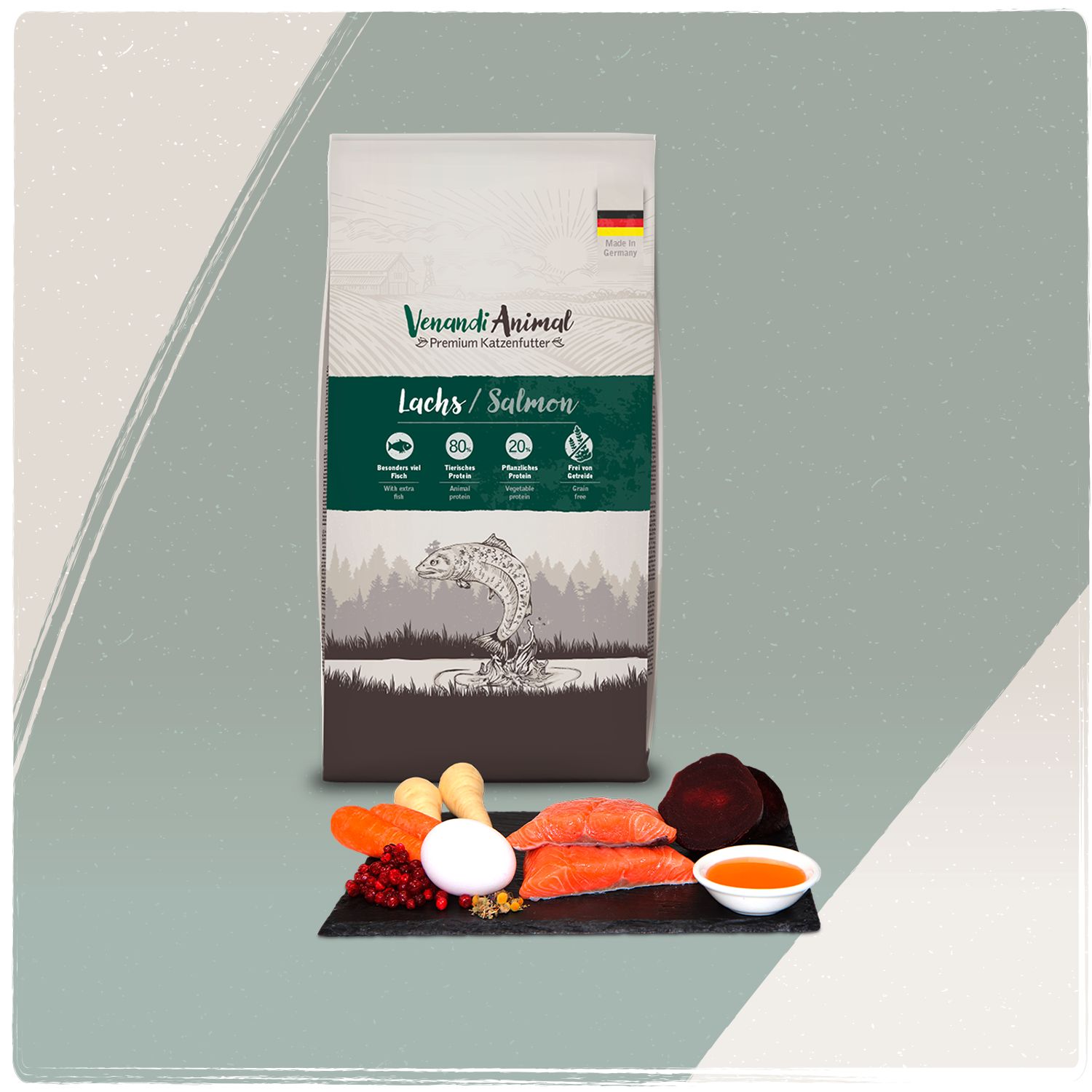 Venandi Animal Lachs Premium Katzenfutter Beutel mit Zutaten-Arrangement auf grauem Hintergrund.
