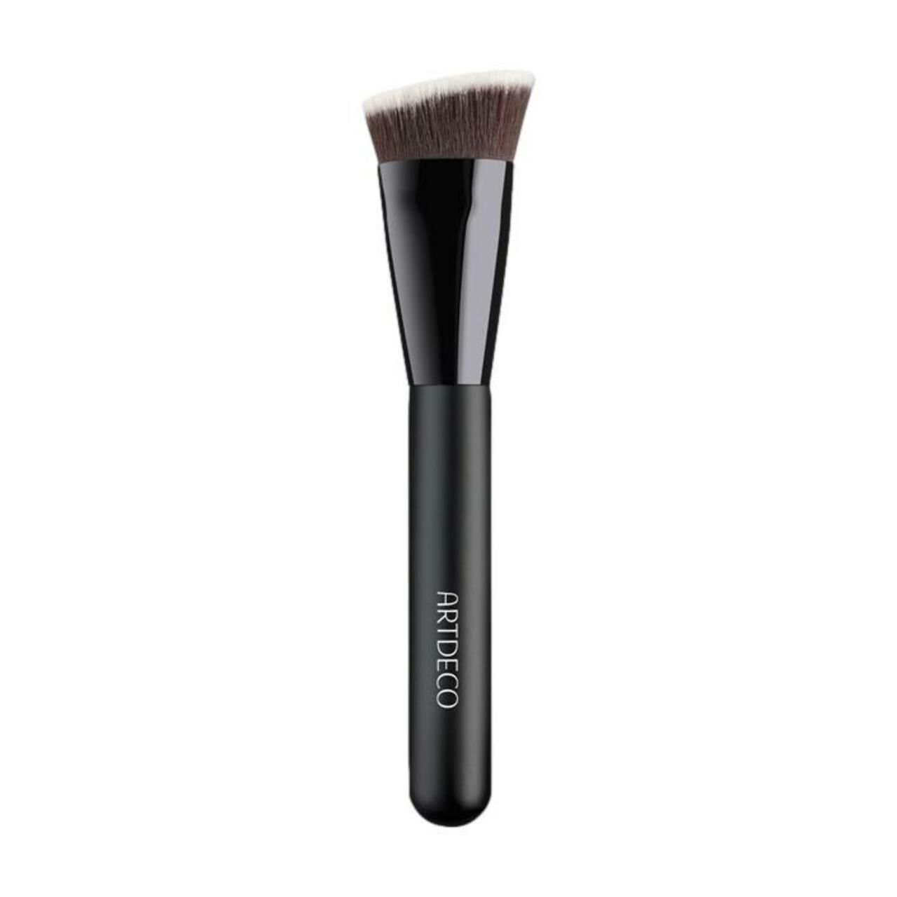Artdeco Face Brush. Schwarzer Griff mit Markenschriftzug. Schräger Pinselkopf mit braunen und weißen Borsten.