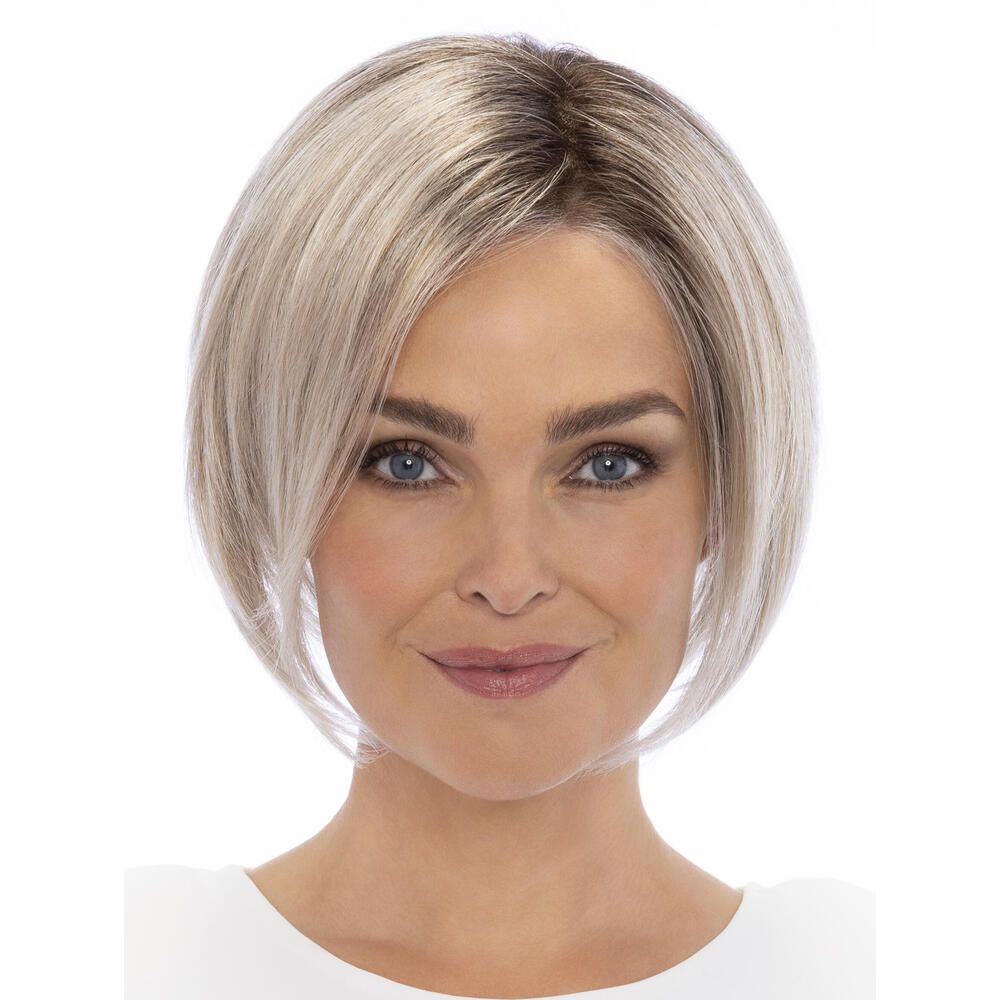 Perücke Mercedes von trendhair: Frontalansicht eines kurzen, blonden Bobs mit dunklen Ansätzen.