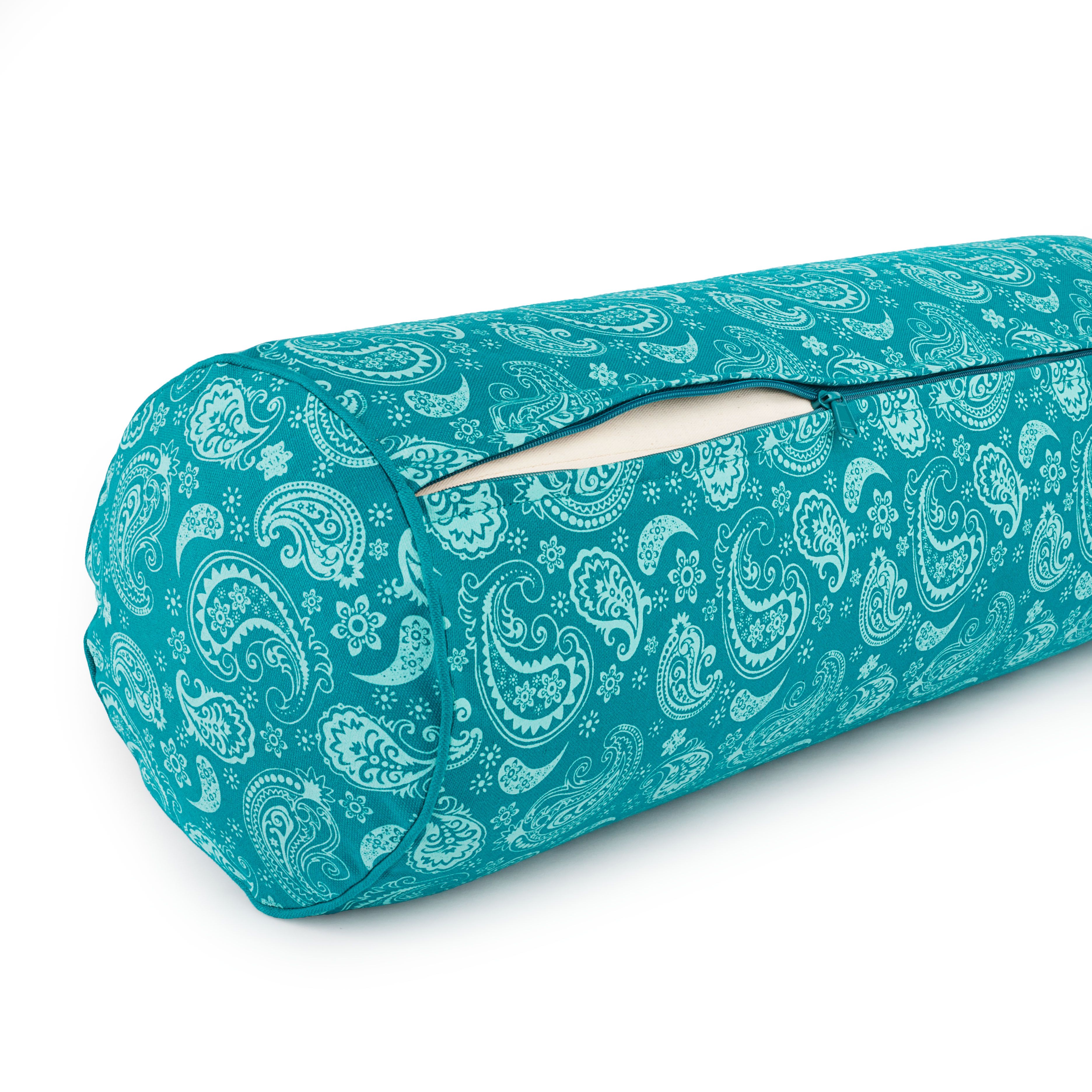 Yoga-Bolster mit geöffnetem Reißverschluss. Petrolfarbenes Paisley-Muster. Innenliegende Kapok-Füllung sichtbar.