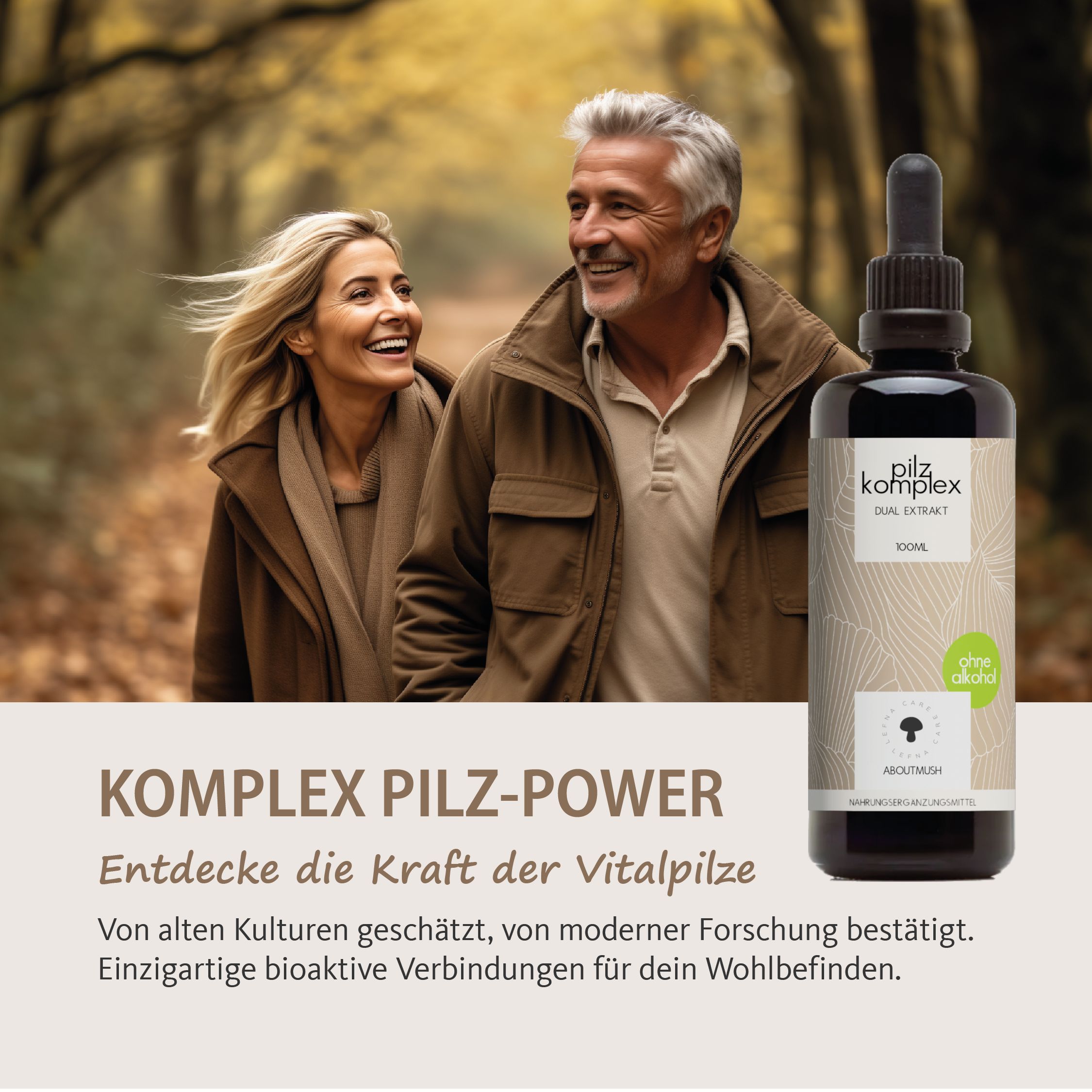Braune Glasflasche mit Tropfer. Aufschrift: Pilz Komplex, Dual Extrakt. Etikett mit Logo und Text. Hintergrund: Paar im Wald.